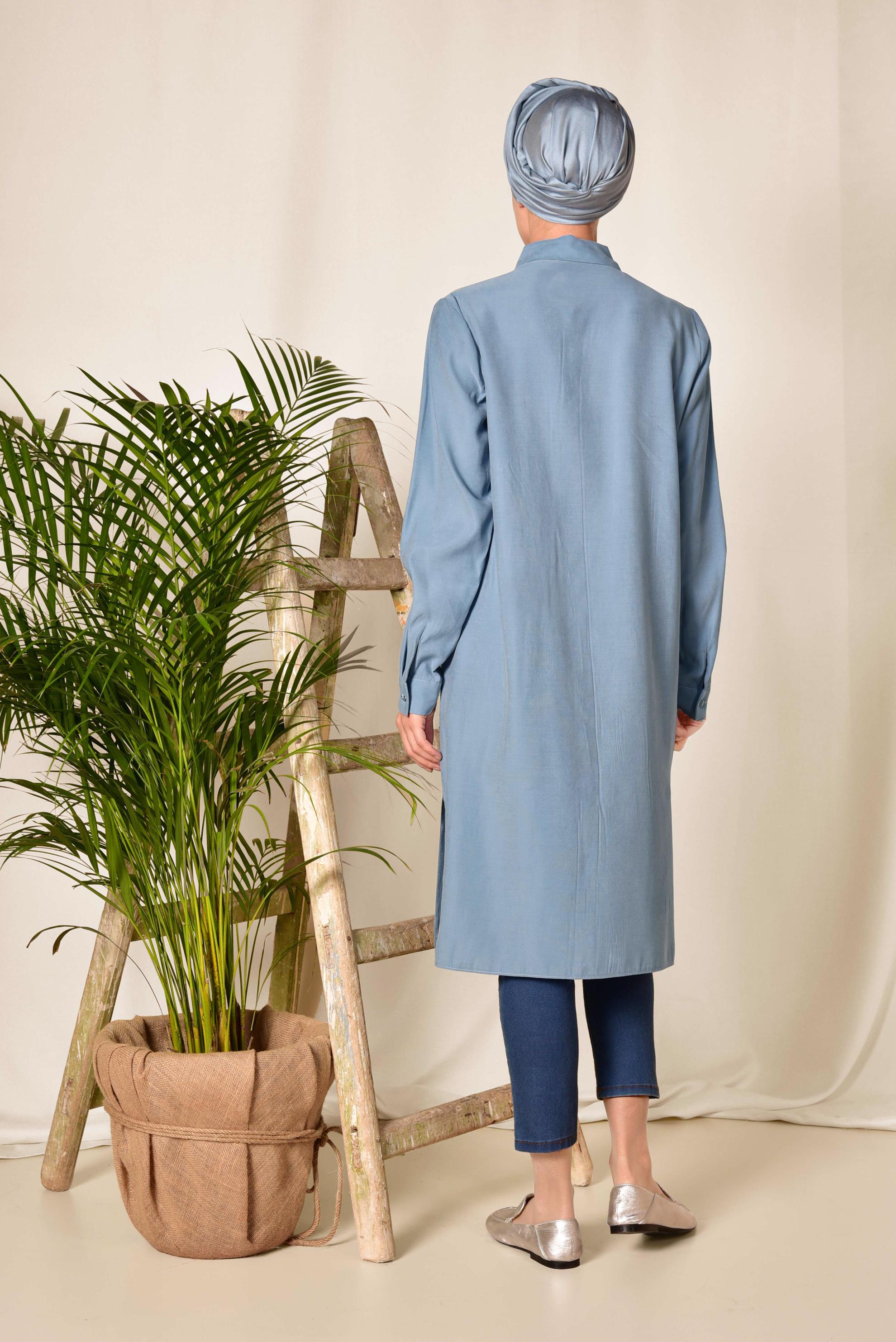 Tesettür giyim MAVİ YANLARI YIRTMAÇLI CEBİ SİMLİ UZUN TUNİK 4124