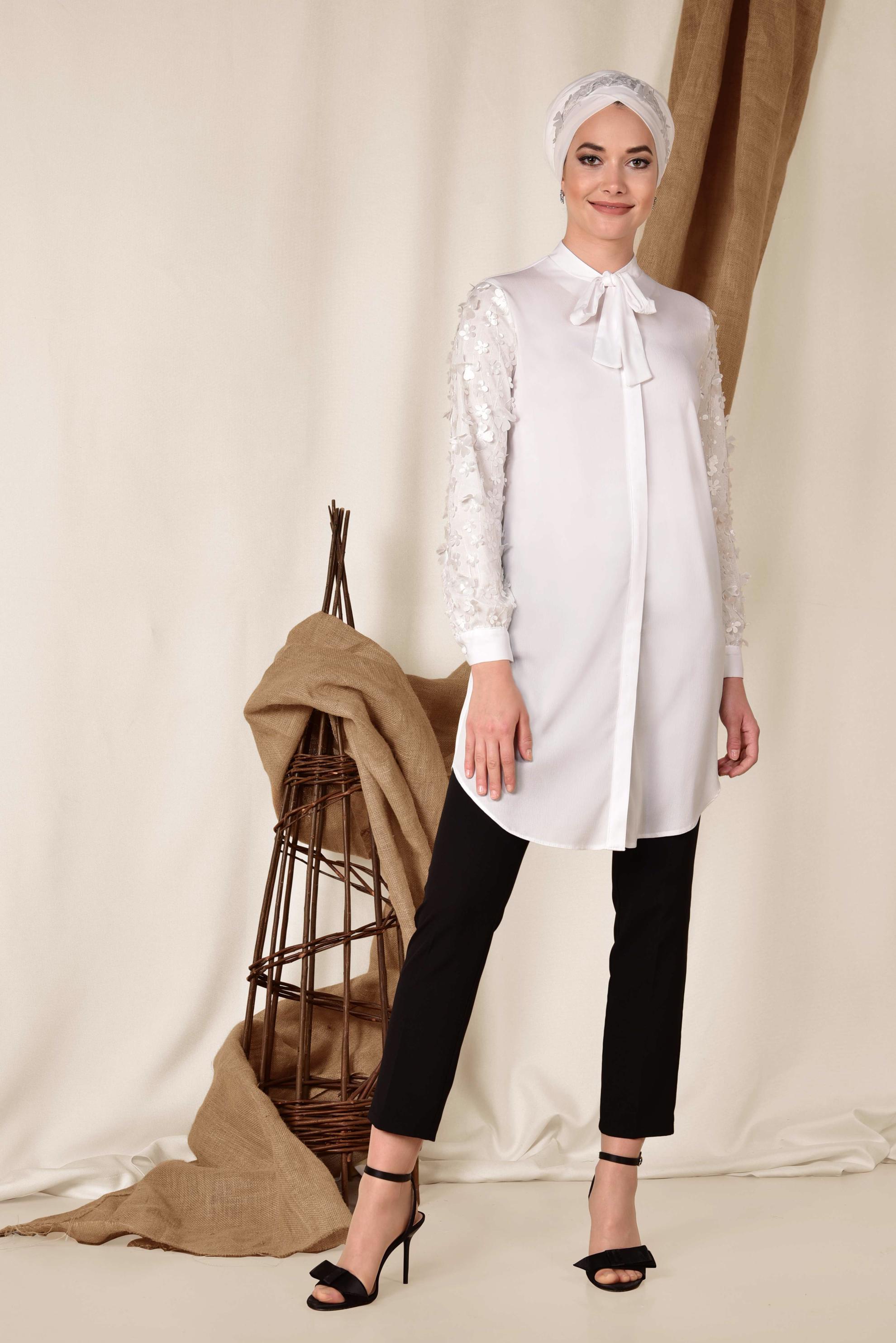 Tesettür giyim BEYAZ KOLLARI ÜÇ BOYUTLU ÇİÇEK DETAYLI TUNİK 4131