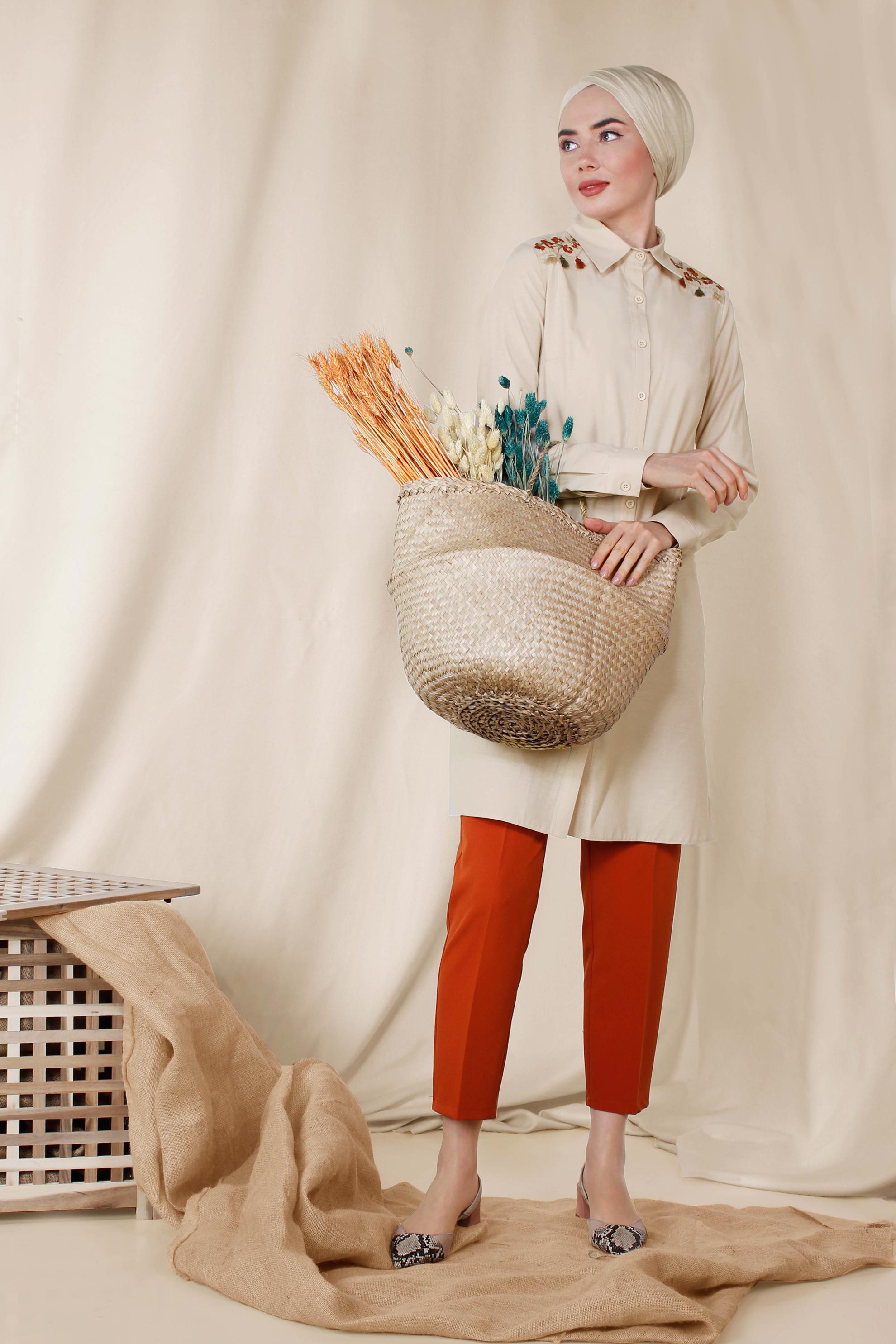 Tesettür giyim BEJ OMUZLARI NAKIŞLI TUNİK 4142