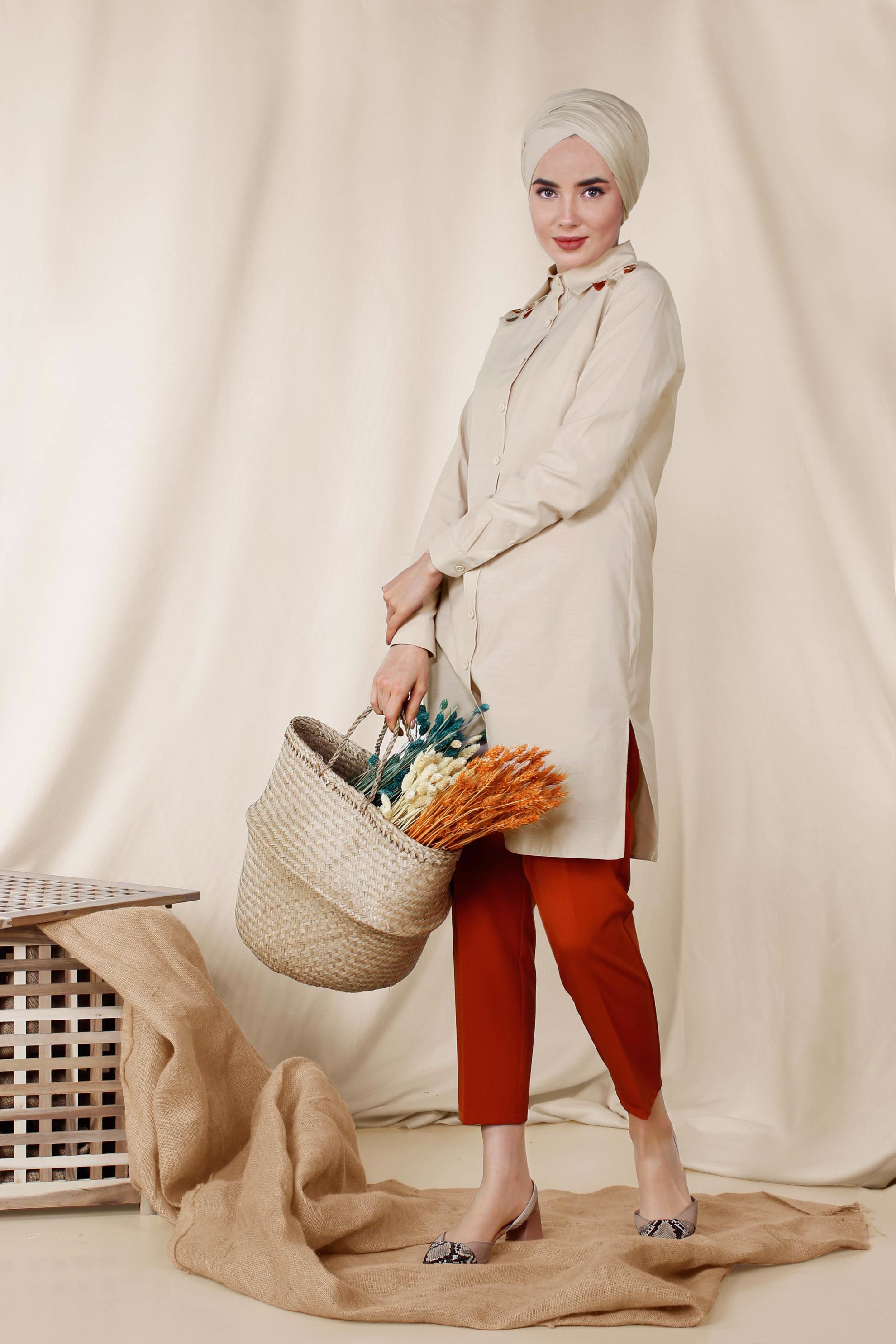 Tesettür giyim BEJ OMUZLARI NAKIŞLI TUNİK 4142