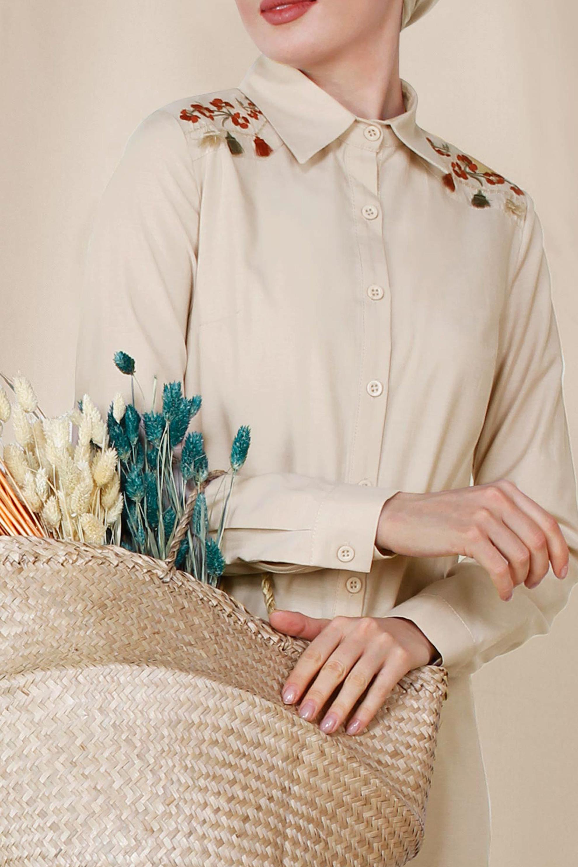 Tesettür giyim BEJ OMUZLARI NAKIŞLI TUNİK 4142