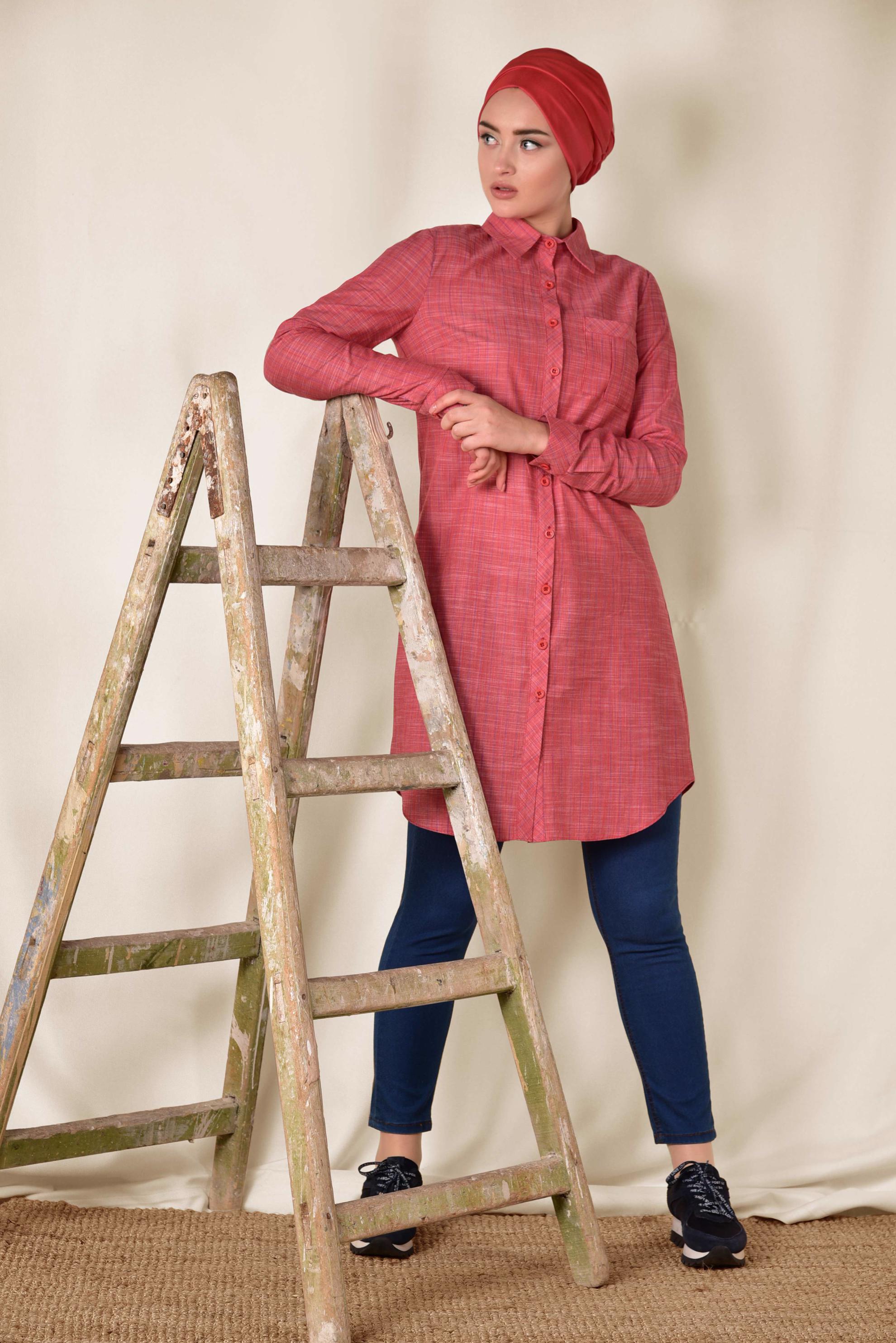 Tesettür giyim KIRMIZI ÇİZGİ DESENLİ ÖNDEN DÜĞMELİ TUNİK 4176