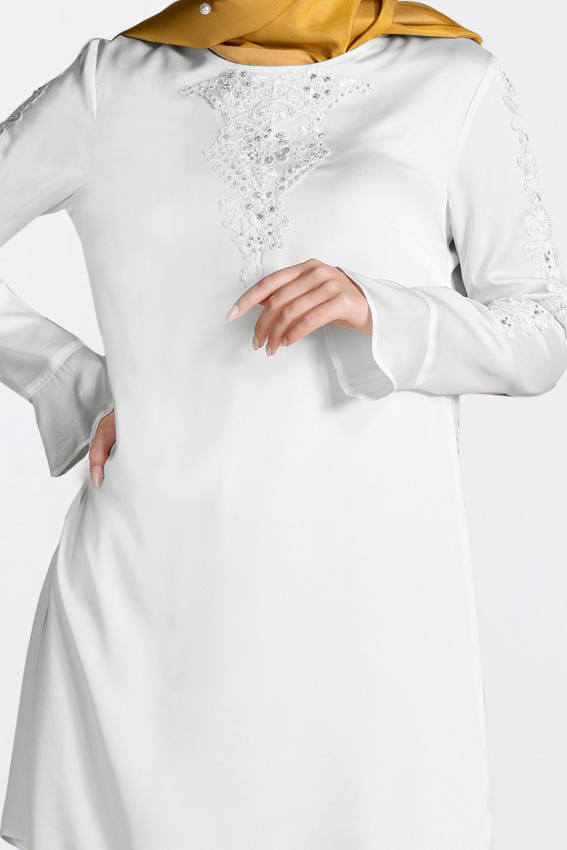 Tesettür giyim BEYAZ GÜPÜR VE TAŞLI TUNİK 4301