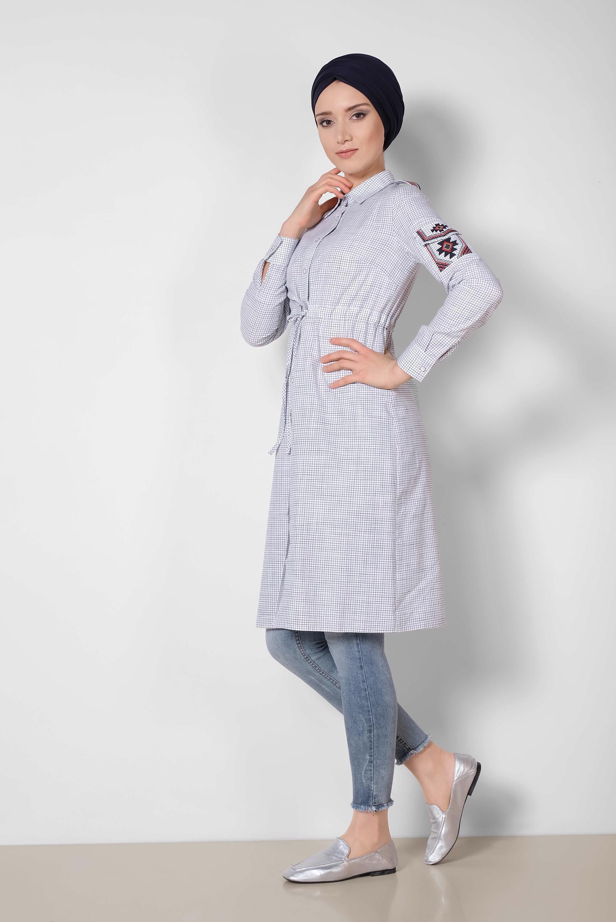 Tesettür giyim BEYAZ KARE DESENLİ KOLU İŞLEMELİ PAMUKLU TUNİK 4304