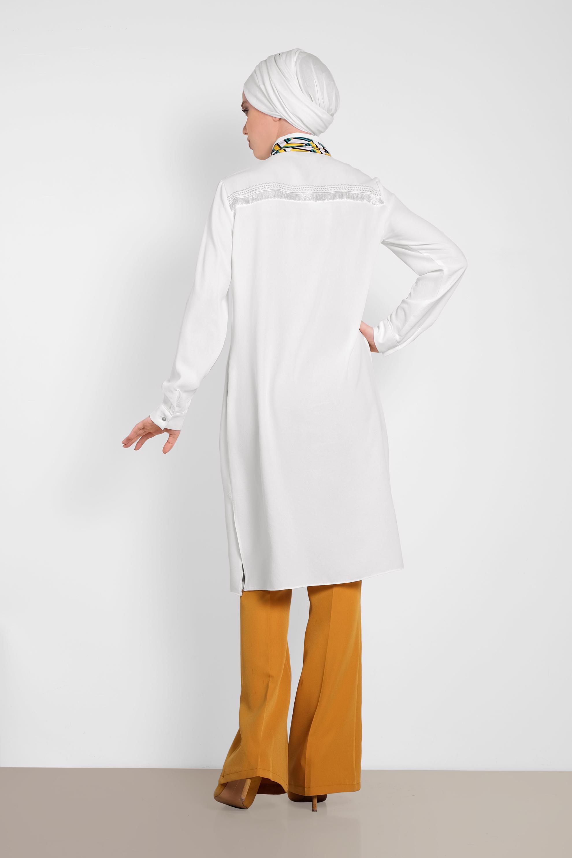 Tesettür giyim BEYAZ SIRT KISMI PÜSKÜL VE NAKIŞ DETAYLI TUNİK 4382 