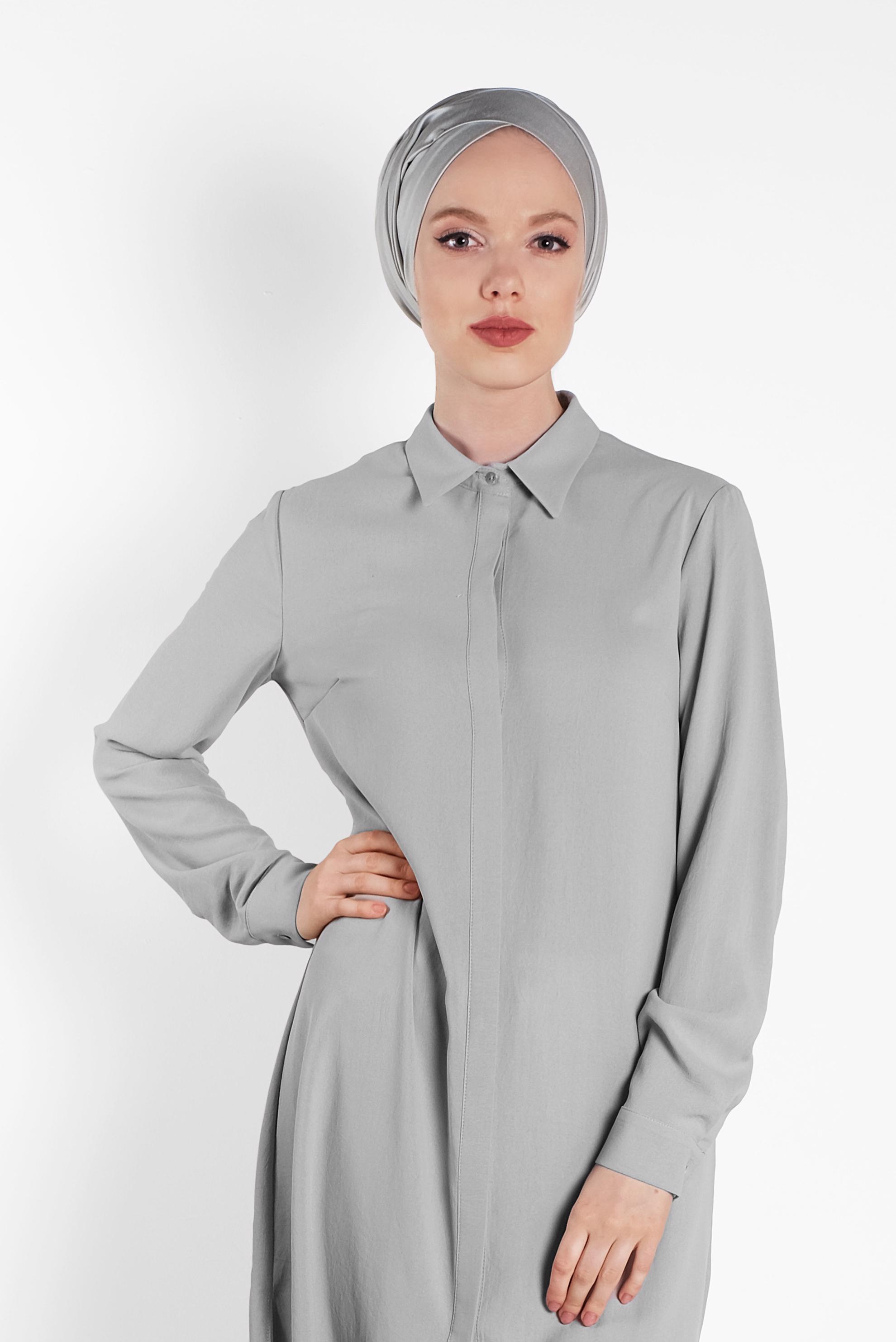 Tesettür giyim GRİ SIRT KISMI PÜSKÜL VE NAKIŞ DETAYLI TUNİK 4382 