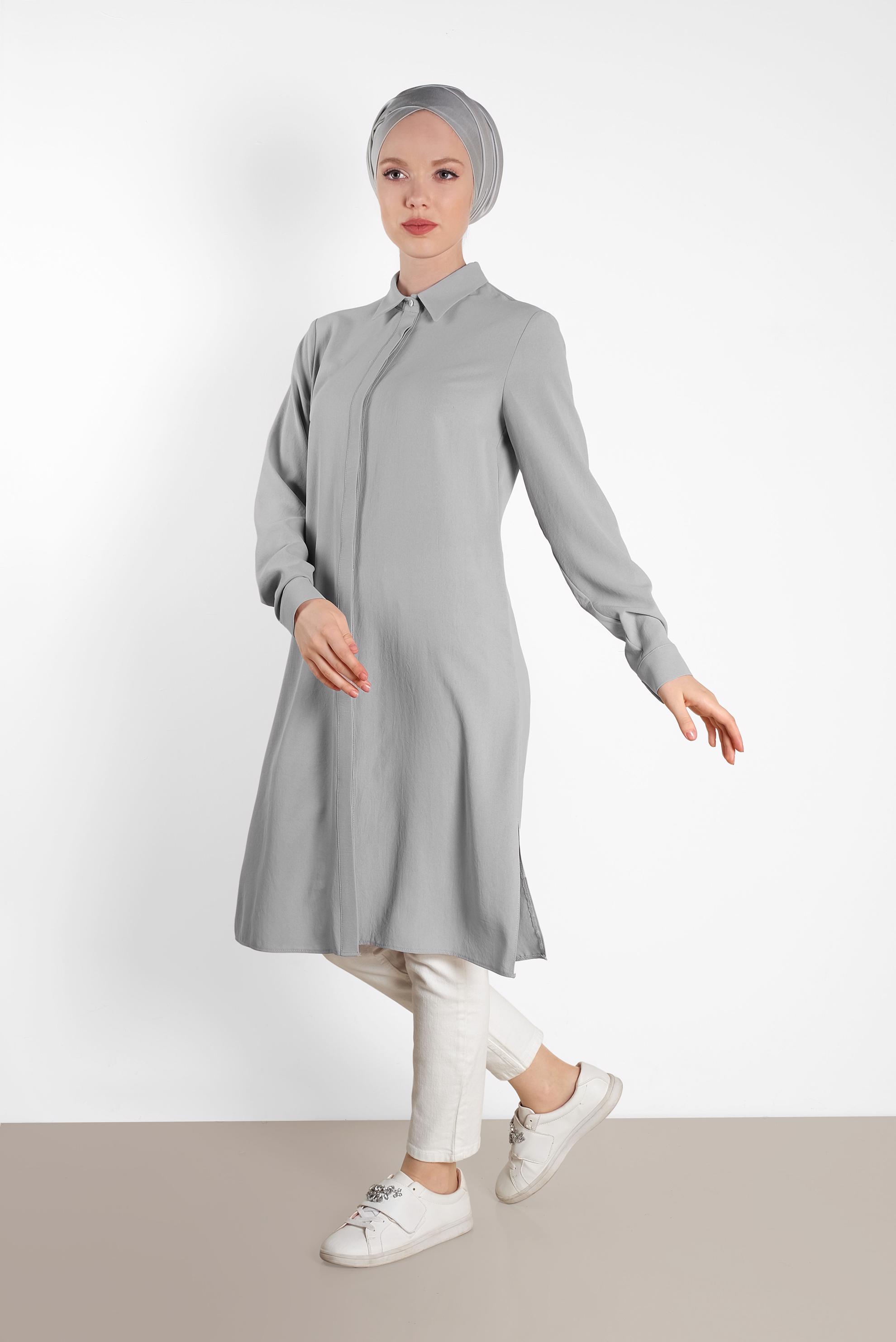 Tesettür giyim GRİ SIRT KISMI PÜSKÜL VE NAKIŞ DETAYLI TUNİK 4382 