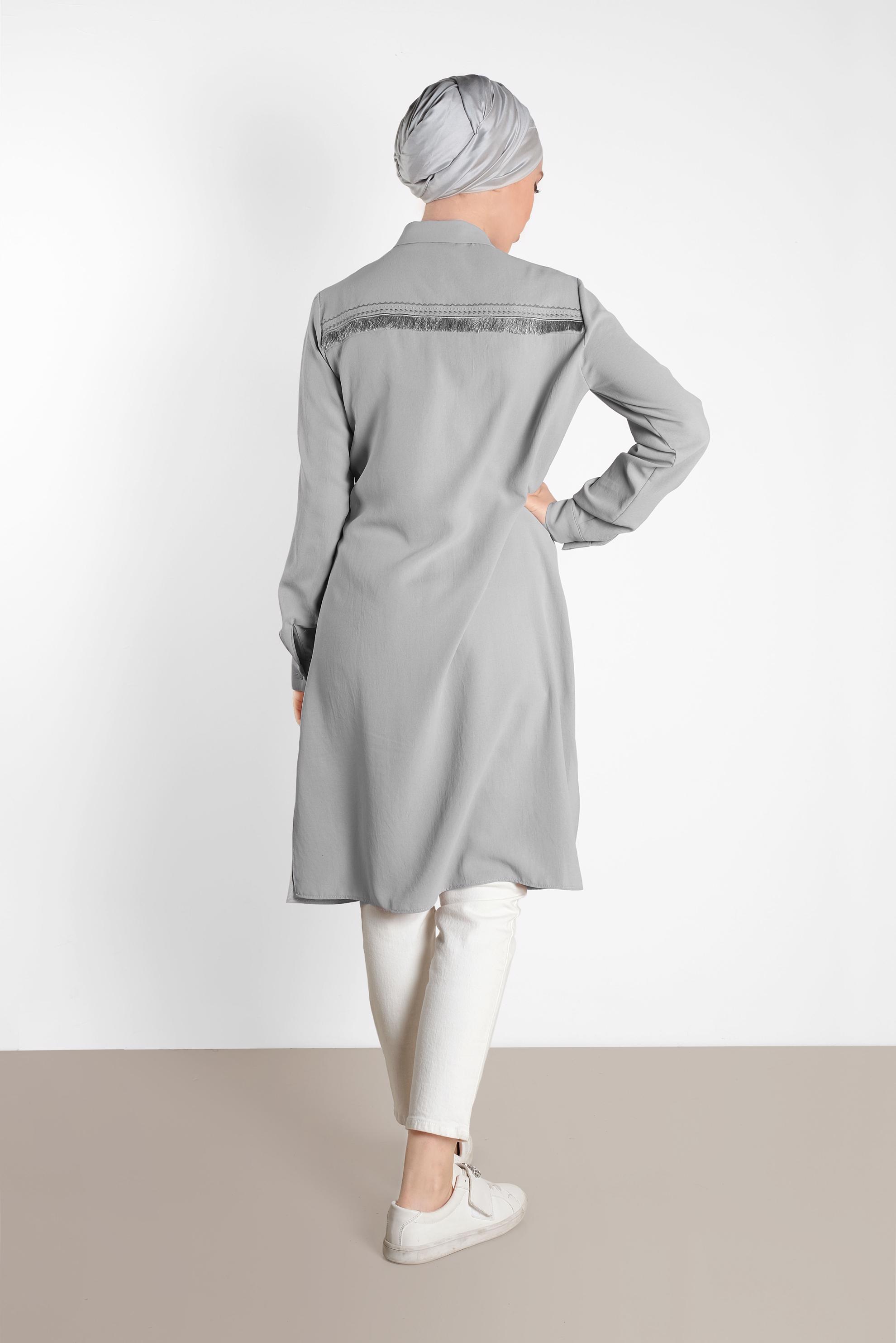 Tesettür giyim GRİ SIRT KISMI PÜSKÜL VE NAKIŞ DETAYLI TUNİK 4382 