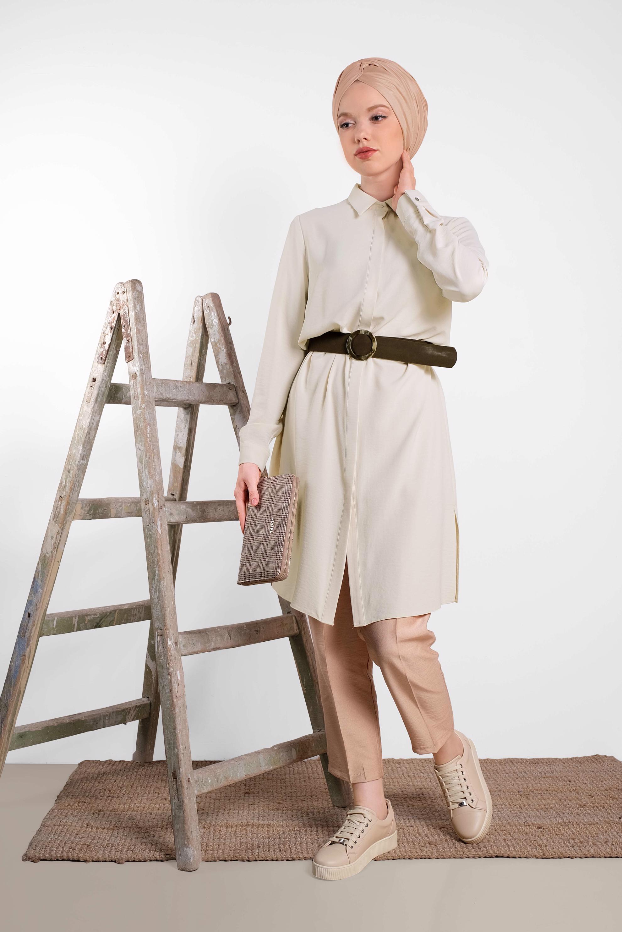 Tesettür giyim BEJ SIRT KISMI PÜSKÜL VE NAKIŞ DETAYLI TUNİK 4382 