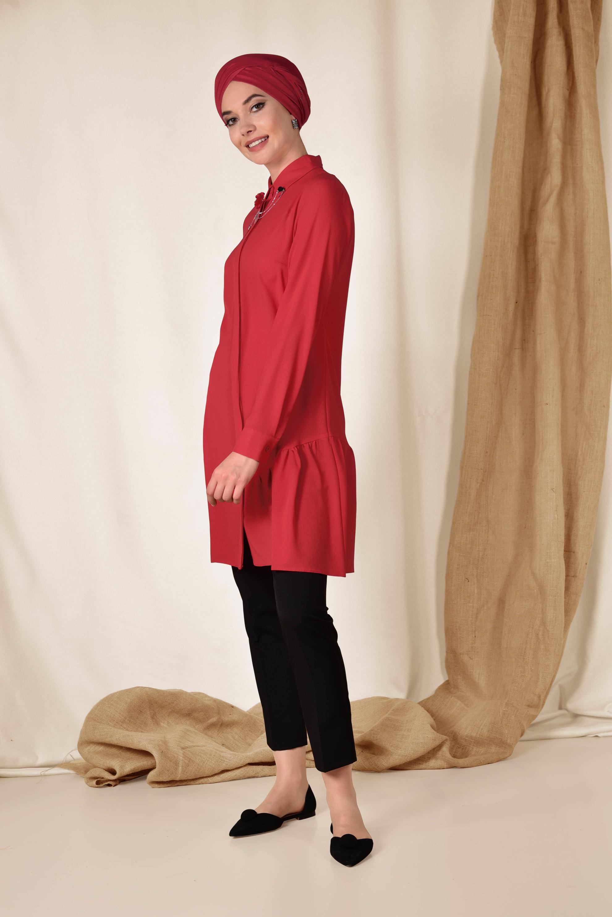 Tesettür giyim KIRMIZI YAKASI BROŞLU ETEK UCU VOLANLI TUNİK 4853