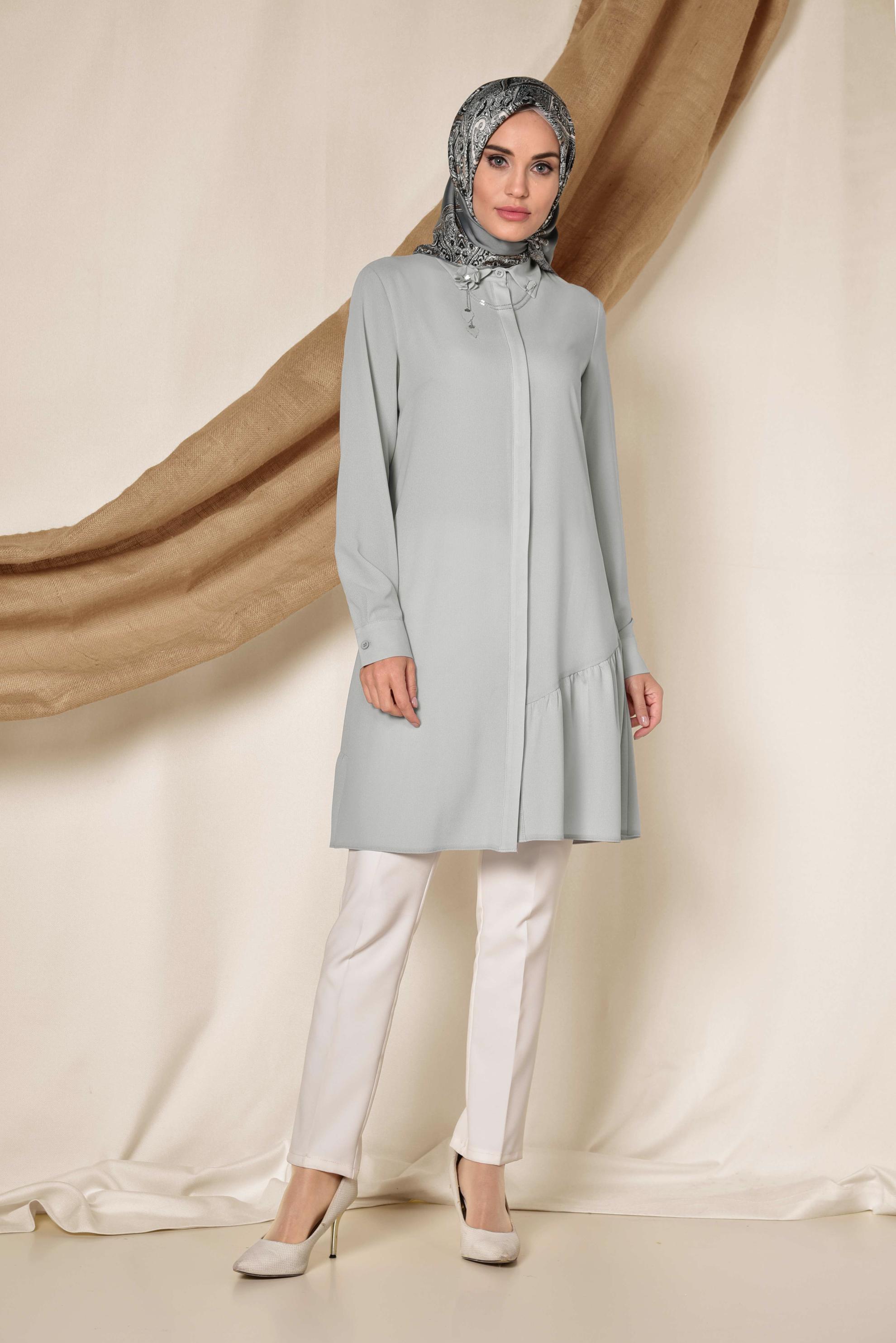 Tesettür giyim GRİ YAKASI BROŞLU ETEK UCU VOLANLI TUNİK 4853