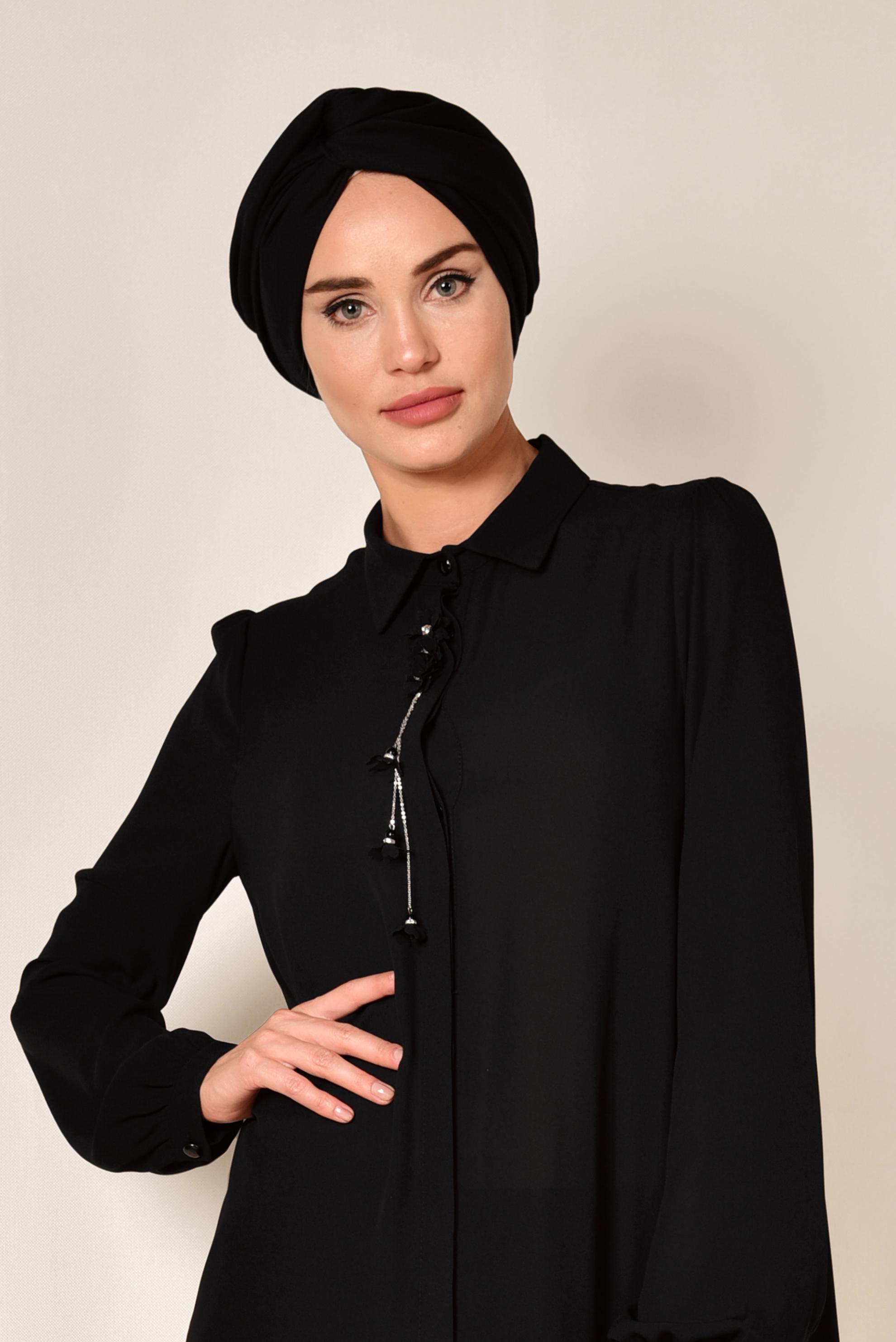 Tesettür giyim SİYAH YAKASI AKSESUARLI GİZLİ DÜĞMELİ TUNİK 4878