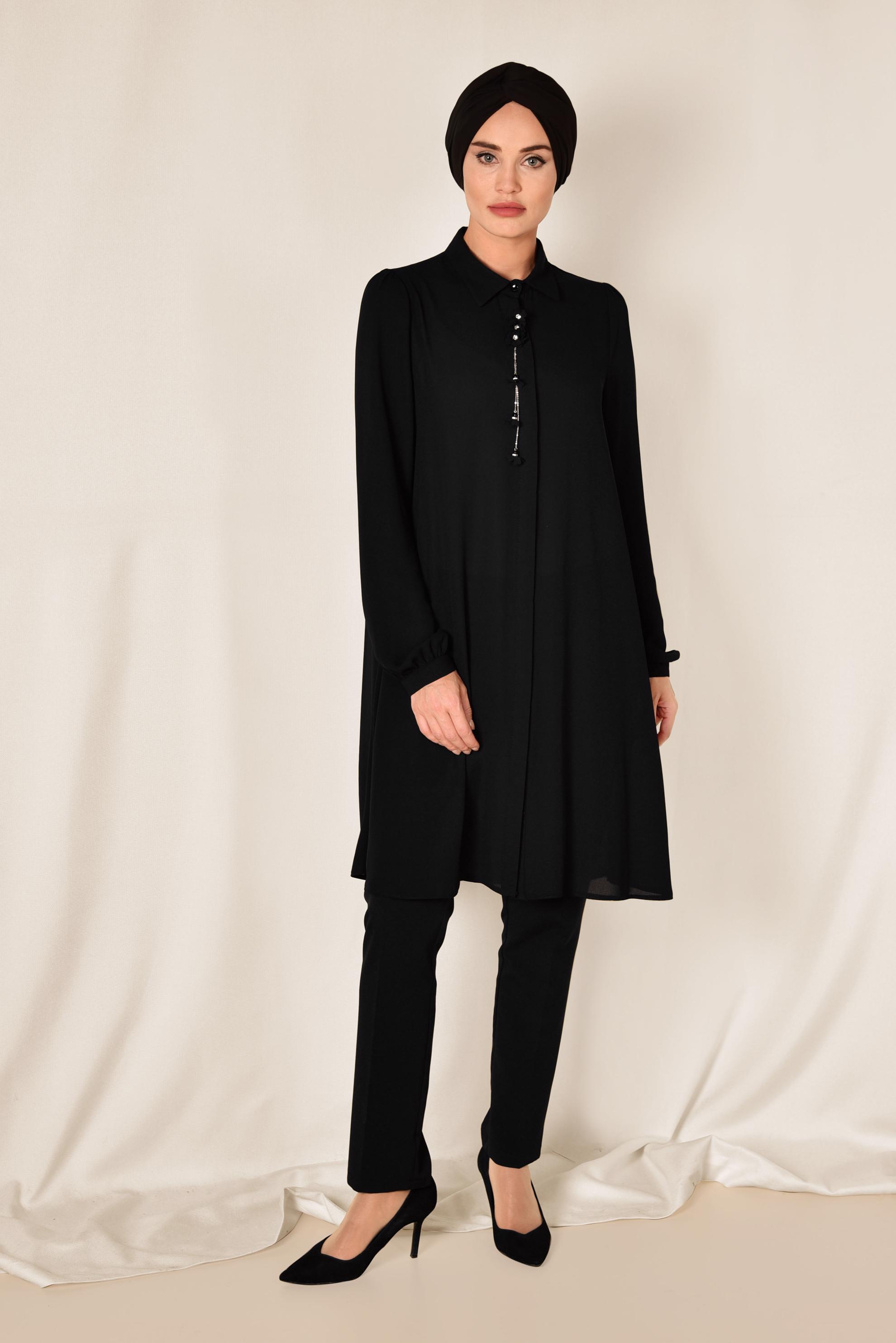 Tesettür giyim SİYAH YAKASI AKSESUARLI GİZLİ DÜĞMELİ TUNİK 4878