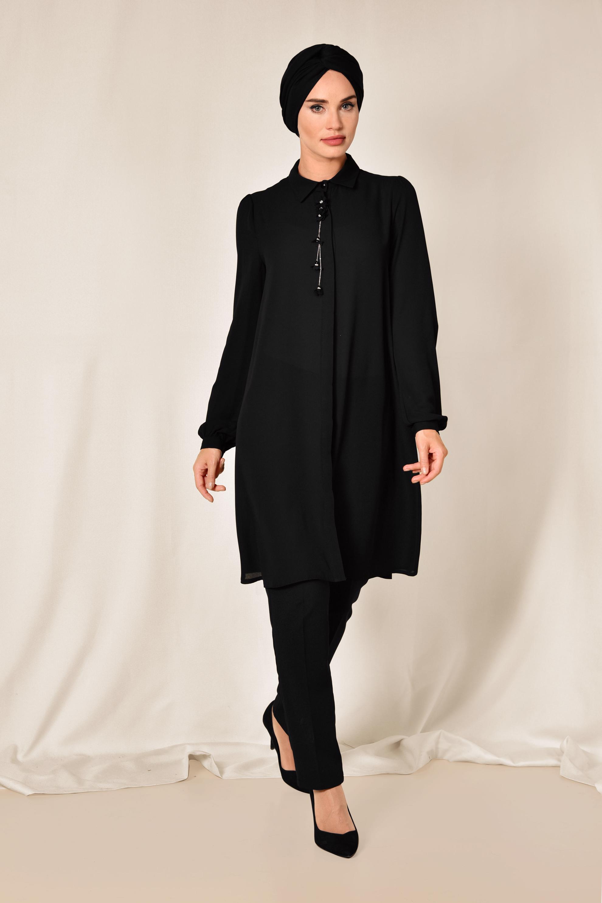 Tesettür giyim SİYAH YAKASI AKSESUARLI GİZLİ DÜĞMELİ TUNİK 4878