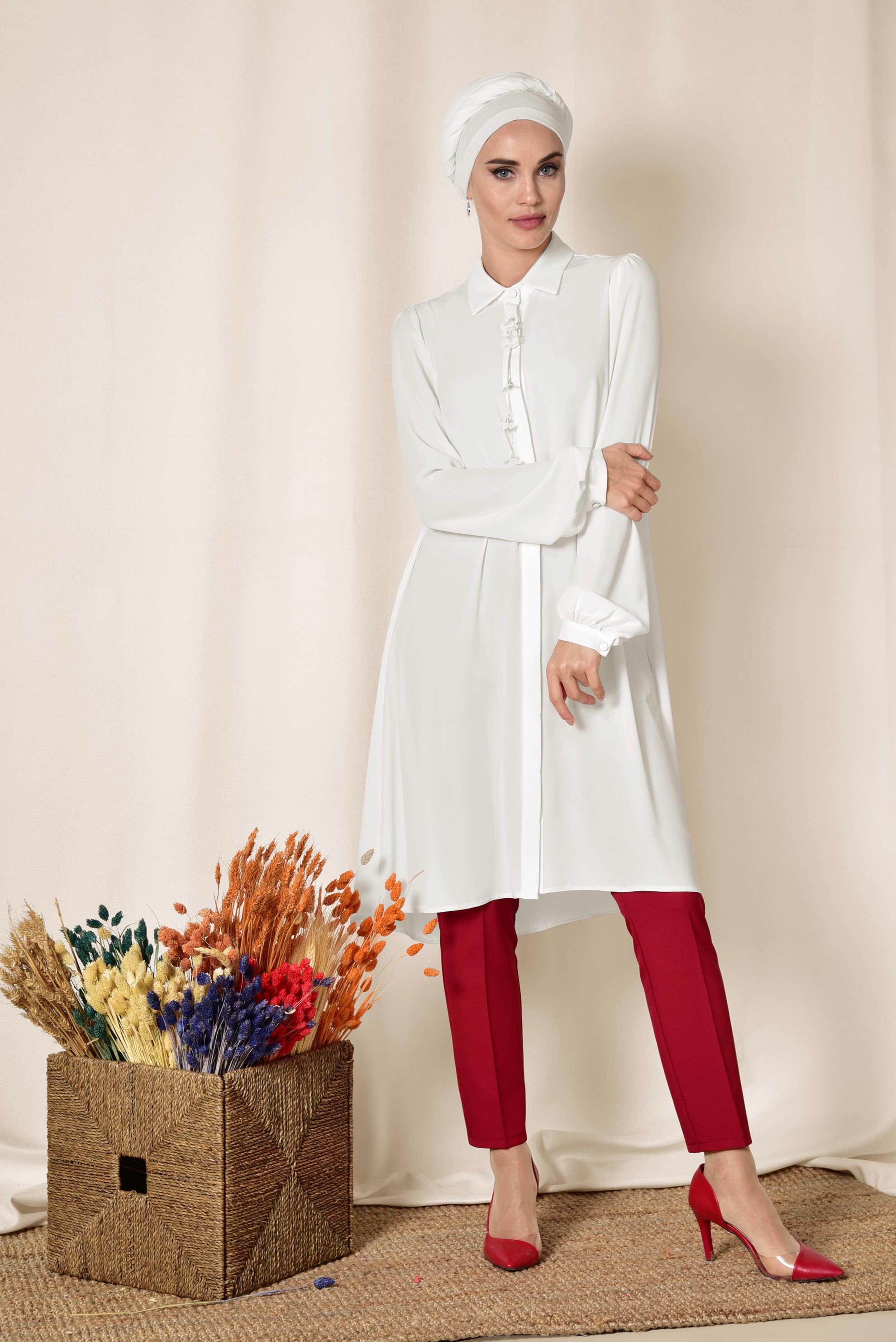 Tesettür giyim BEYAZ YAKASI AKSESUARLI GİZLİ DÜĞMELİ TUNİK 4878