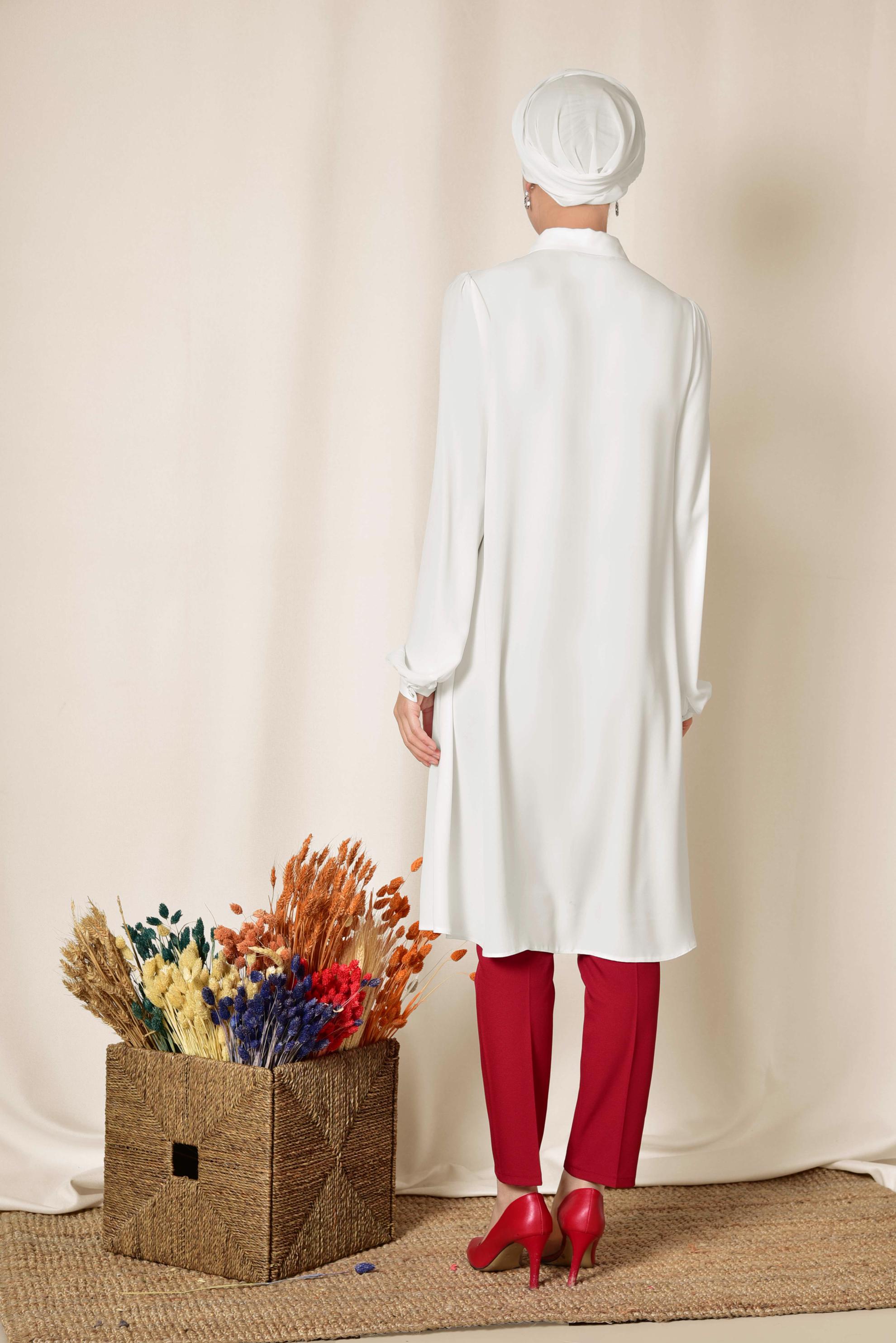 Tesettür giyim BEYAZ YAKASI AKSESUARLI GİZLİ DÜĞMELİ TUNİK 4878