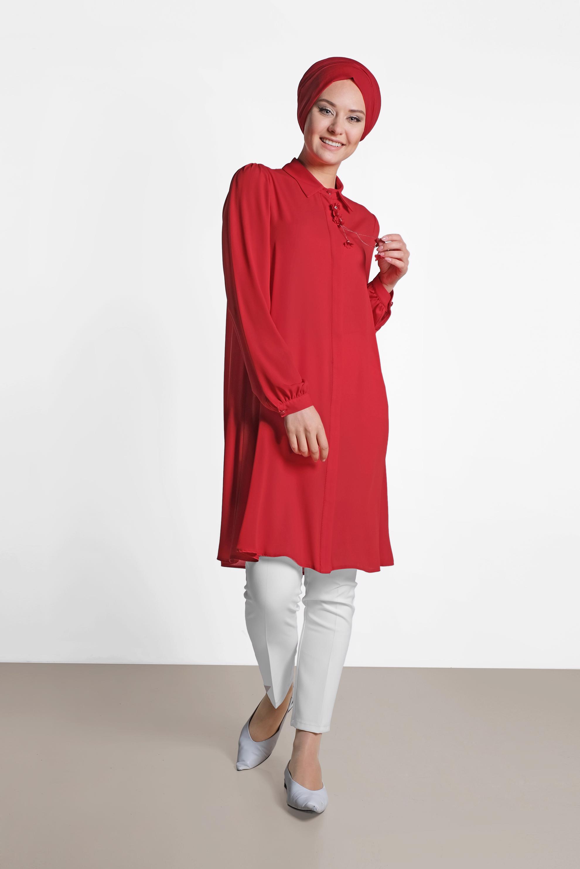 Tesettür giyim KIRMIZI YAKASI AKSESUARLI GİZLİ DÜĞMELİ TUNİK 4878