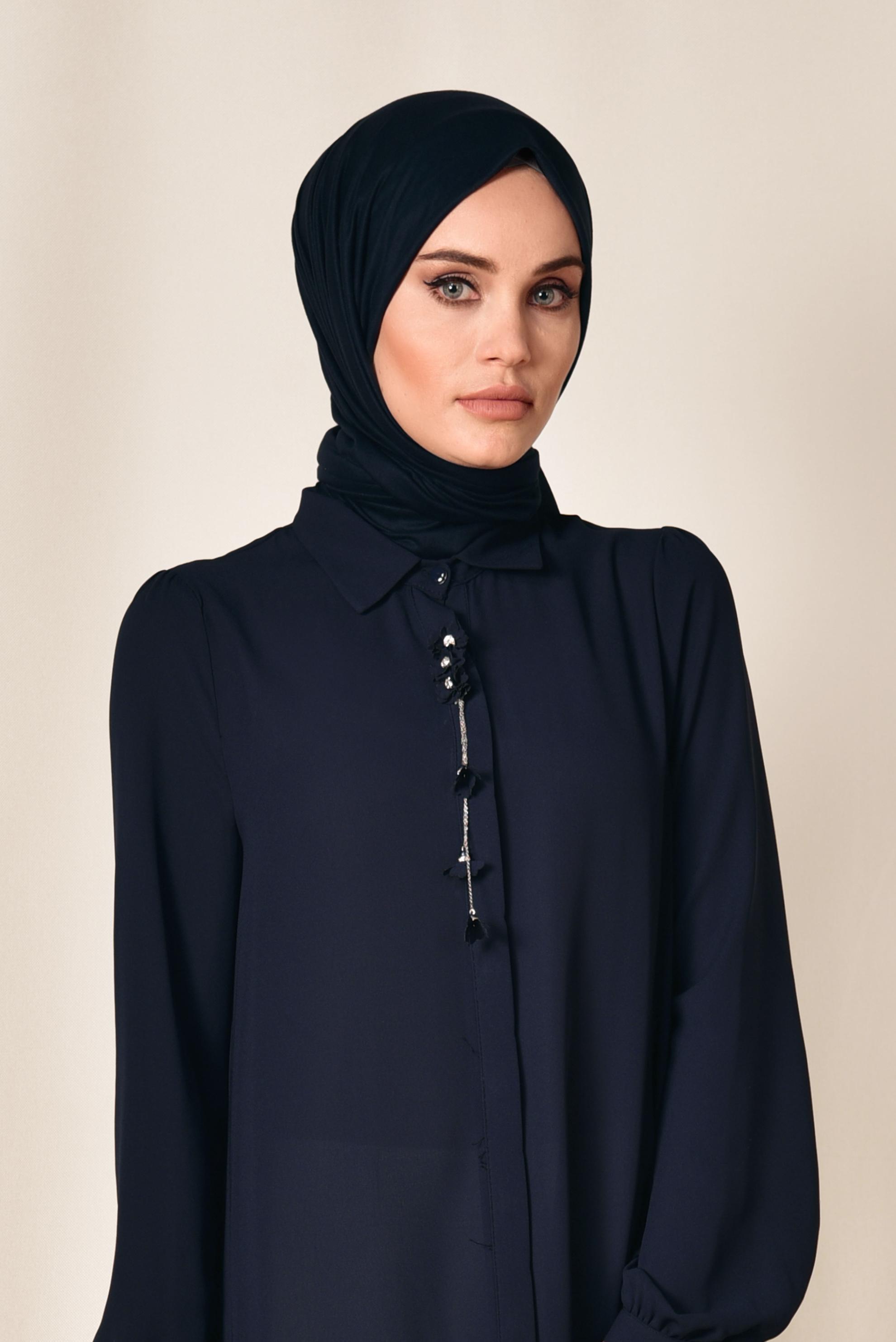 Tesettür giyim LACİVERT YAKASI AKSESUARLI GİZLİ DÜĞMELİ TUNİK 4878