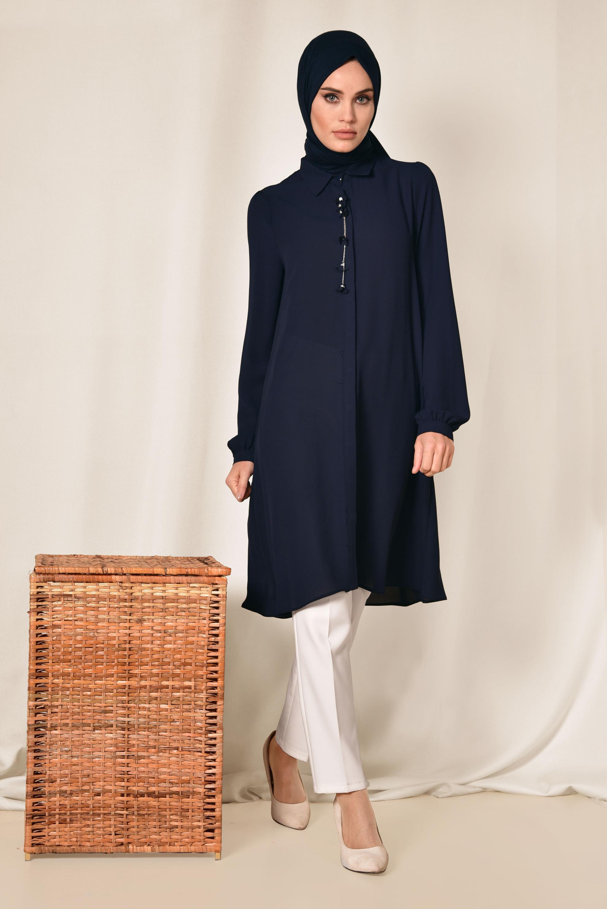 Tesettür giyim LACİVERT YAKASI AKSESUARLI GİZLİ DÜĞMELİ TUNİK 4878