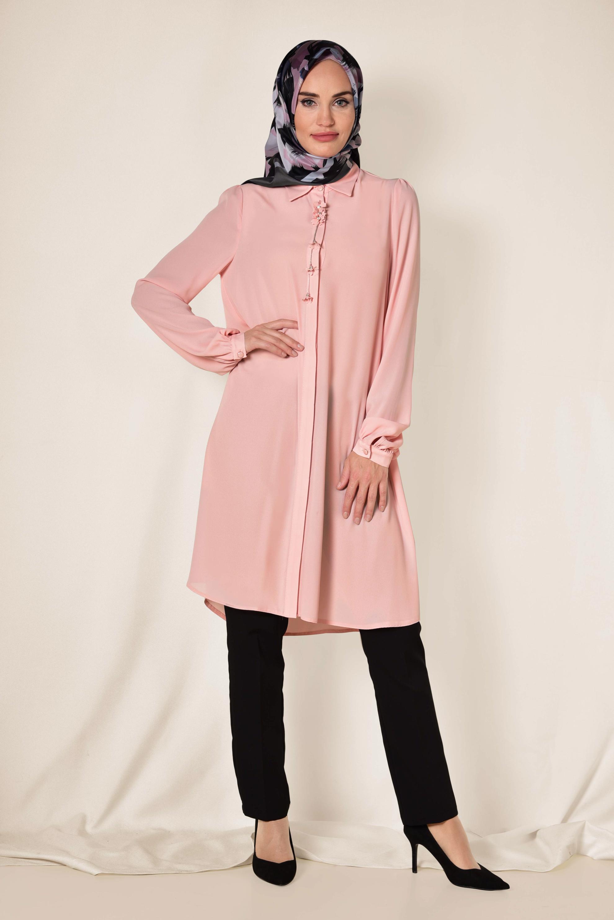 Tesettür giyim PUDRA YAKASI AKSESUARLI GİZLİ DÜĞMELİ TUNİK 4878