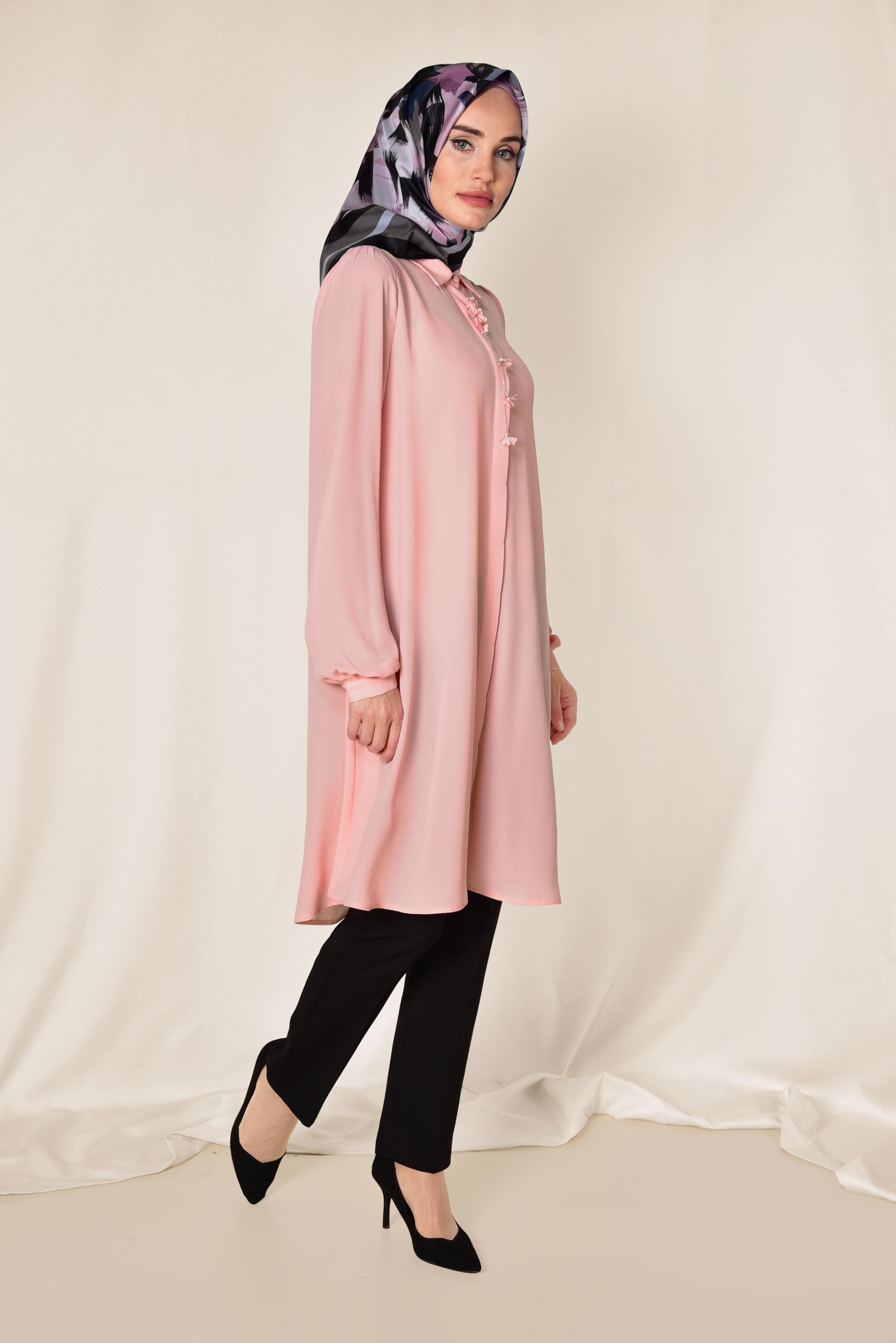 Tesettür giyim PUDRA YAKASI AKSESUARLI GİZLİ DÜĞMELİ TUNİK 4878