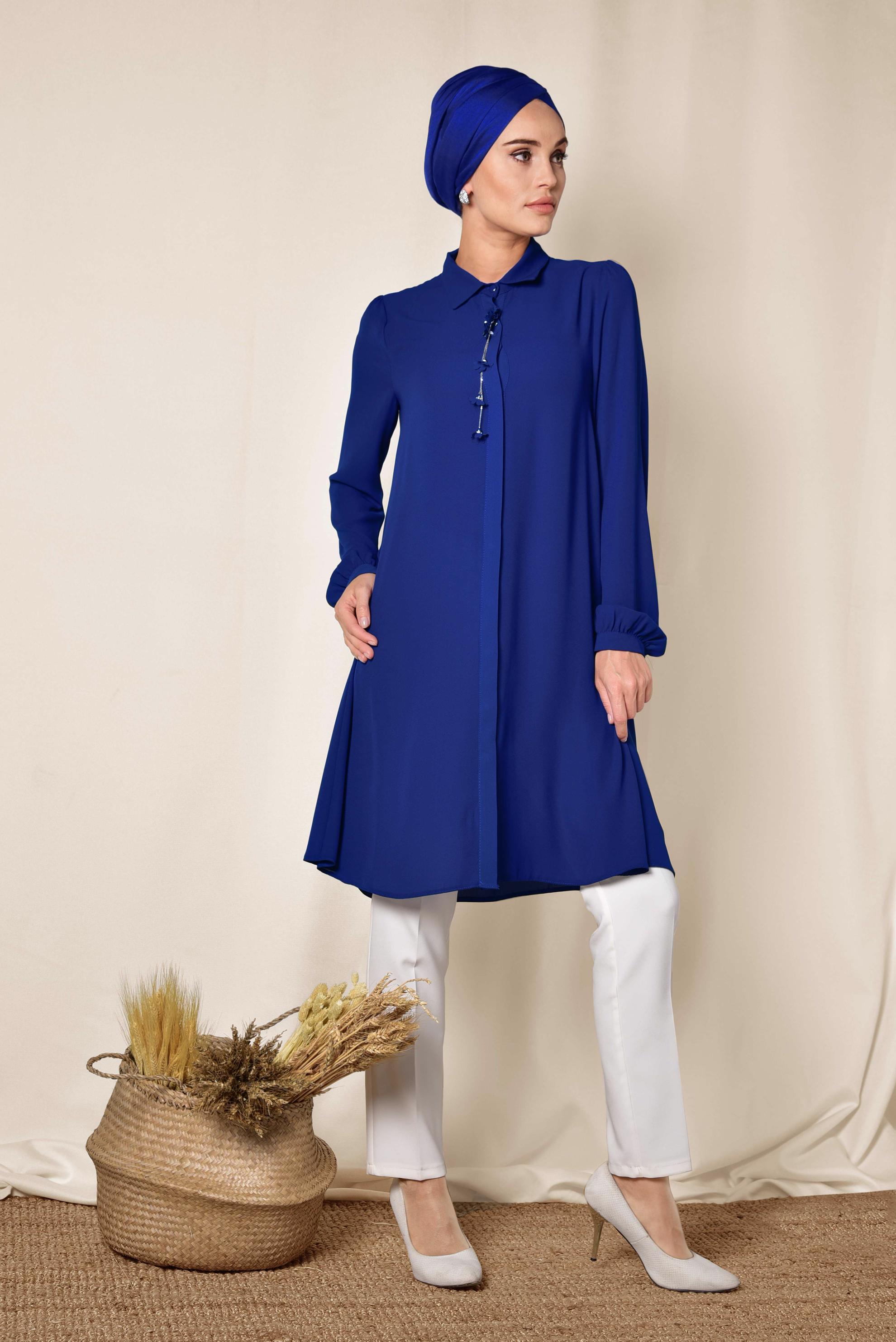 Tesettür giyim MAVİ YAKASI AKSESUARLI GİZLİ DÜĞMELİ TUNİK 4878