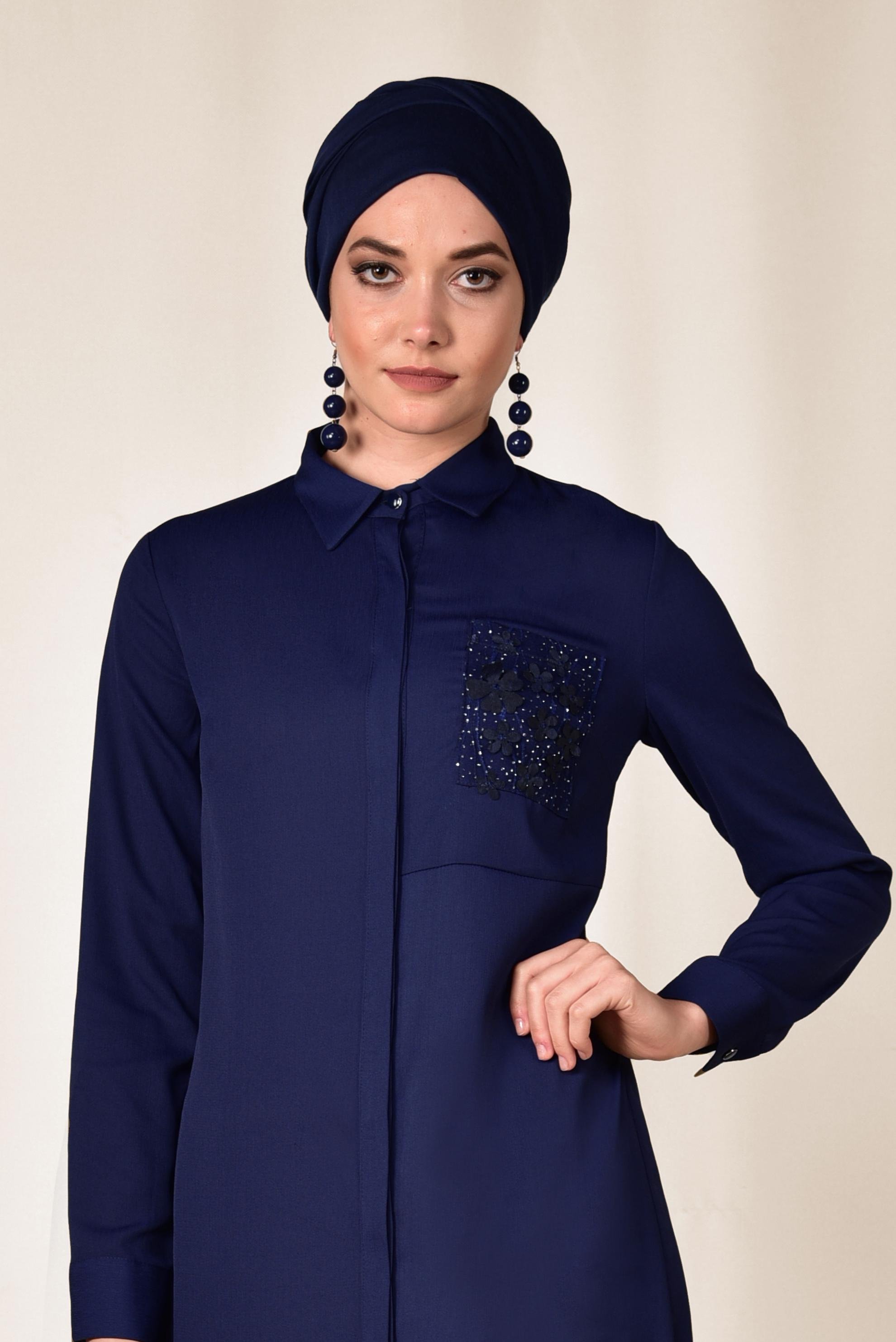 Tesettür giyim LACİVERT CEBİ ÇİÇEK VE SİM DETAYLI TUNİK 4889