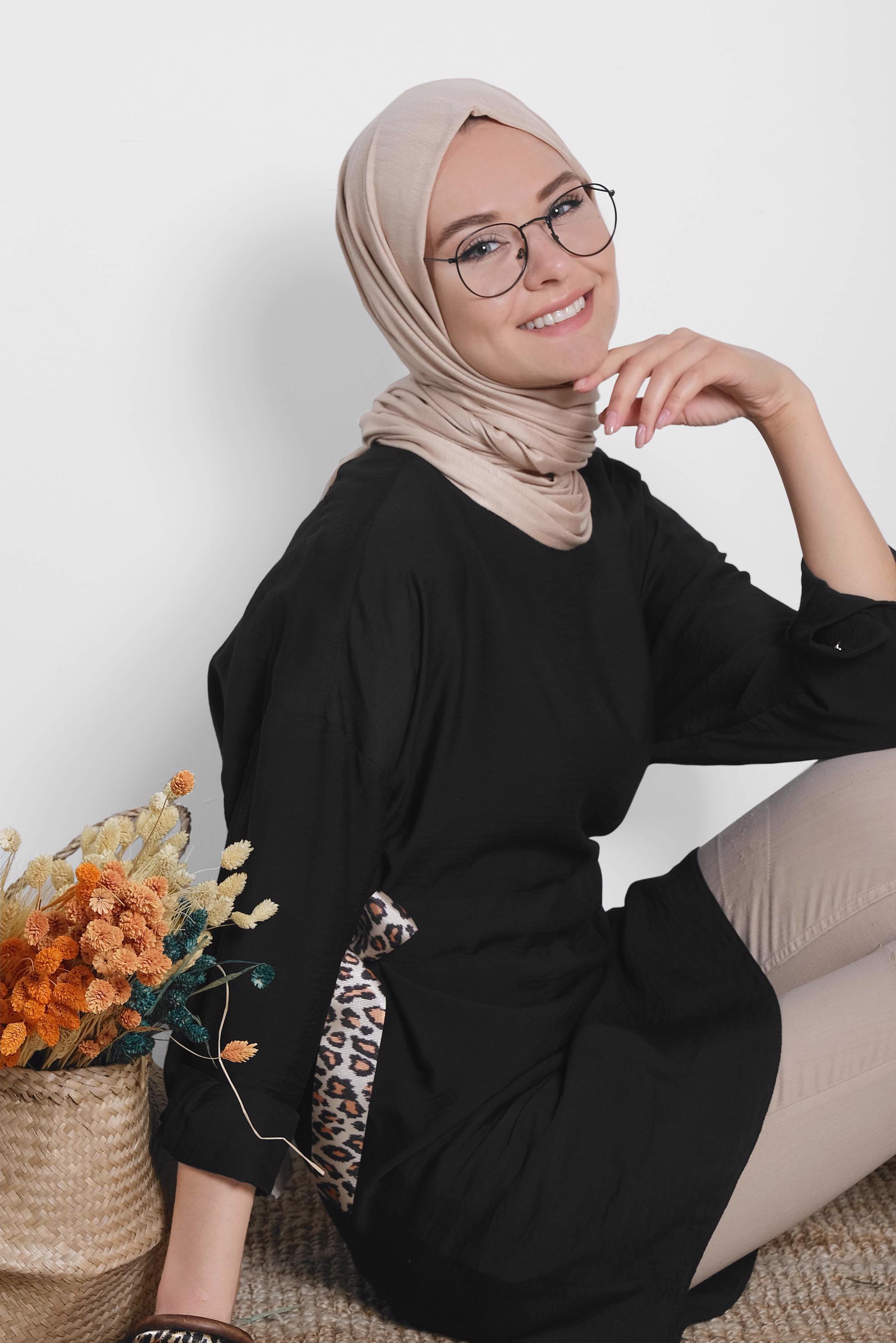 Tesettür giyim SİYAH BELİ LEOPAR ŞERİT DETAYLI BÜZGÜLÜ TUNİK 4908 
