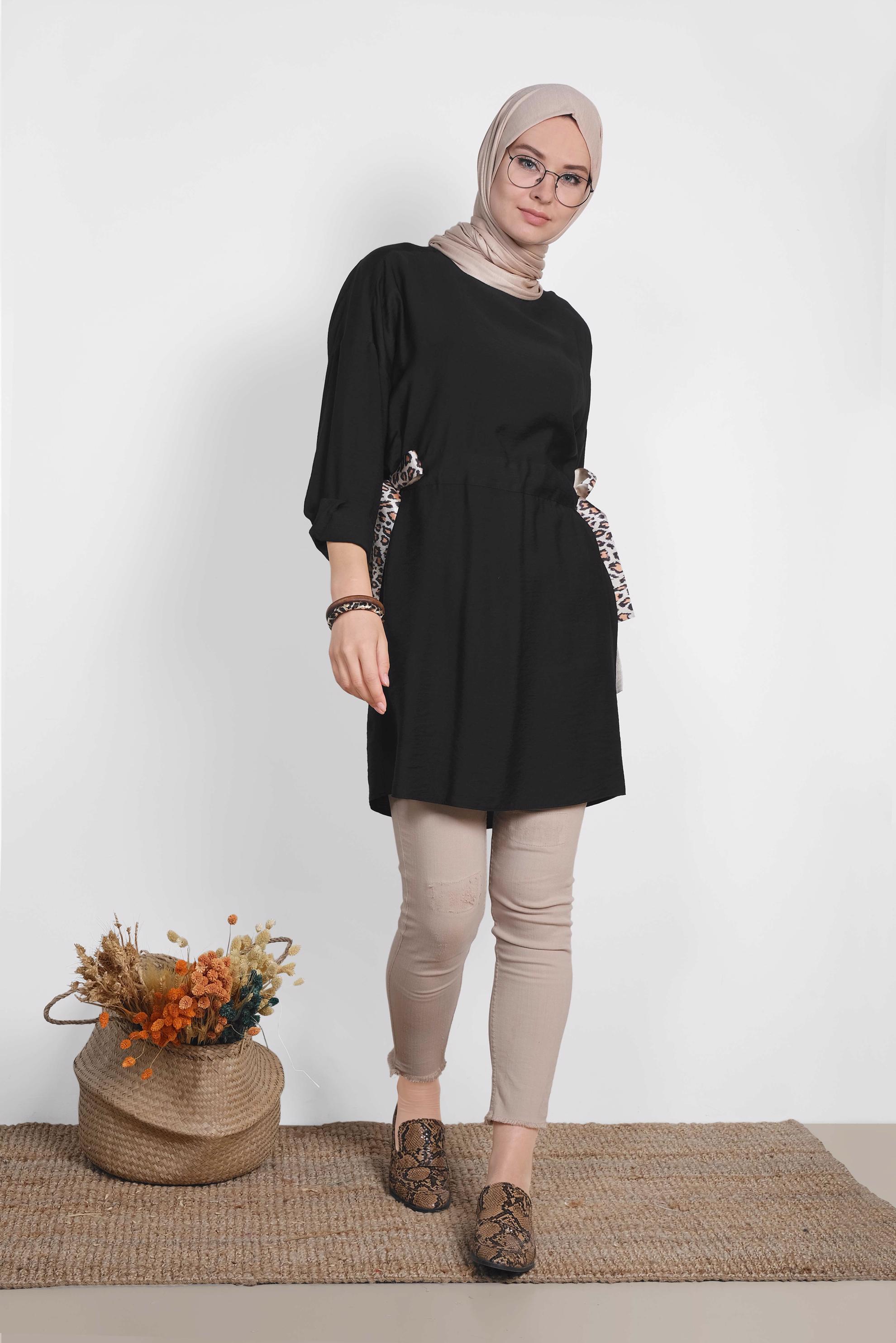 Tesettür giyim SİYAH BELİ LEOPAR ŞERİT DETAYLI BÜZGÜLÜ TUNİK 4908 