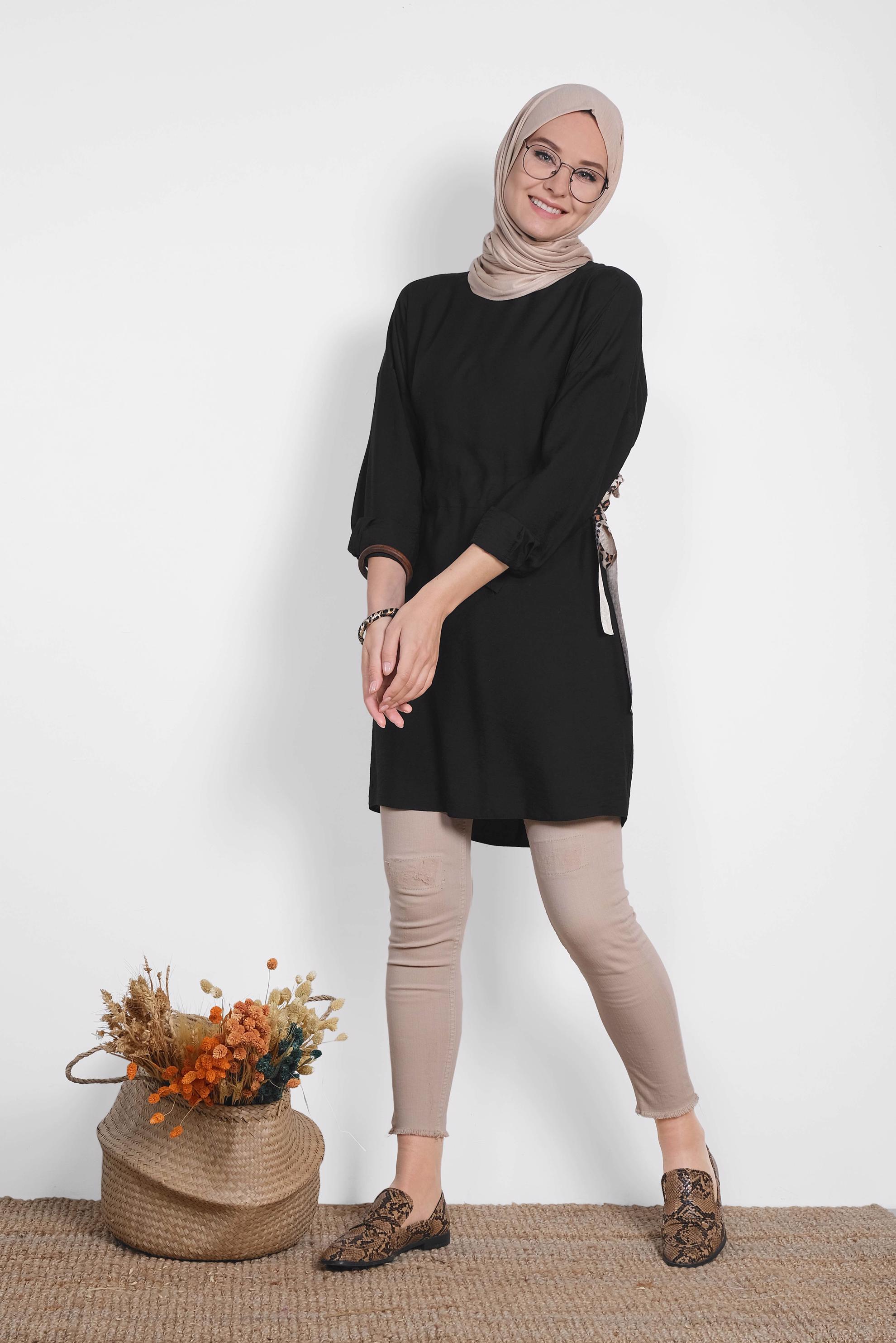 Tesettür giyim SİYAH BELİ LEOPAR ŞERİT DETAYLI BÜZGÜLÜ TUNİK 4908 