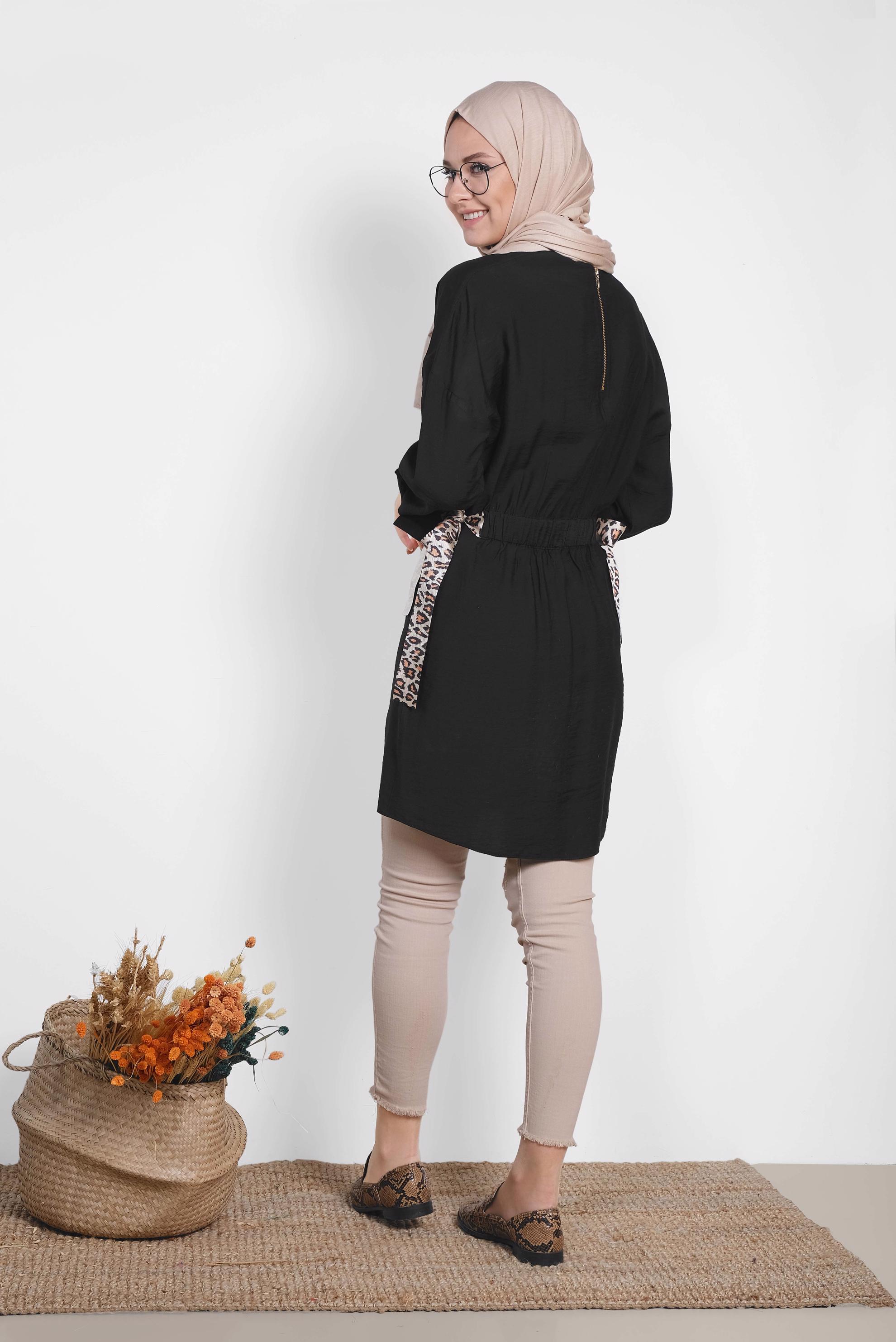 Tesettür giyim SİYAH BELİ LEOPAR ŞERİT DETAYLI BÜZGÜLÜ TUNİK 4908 