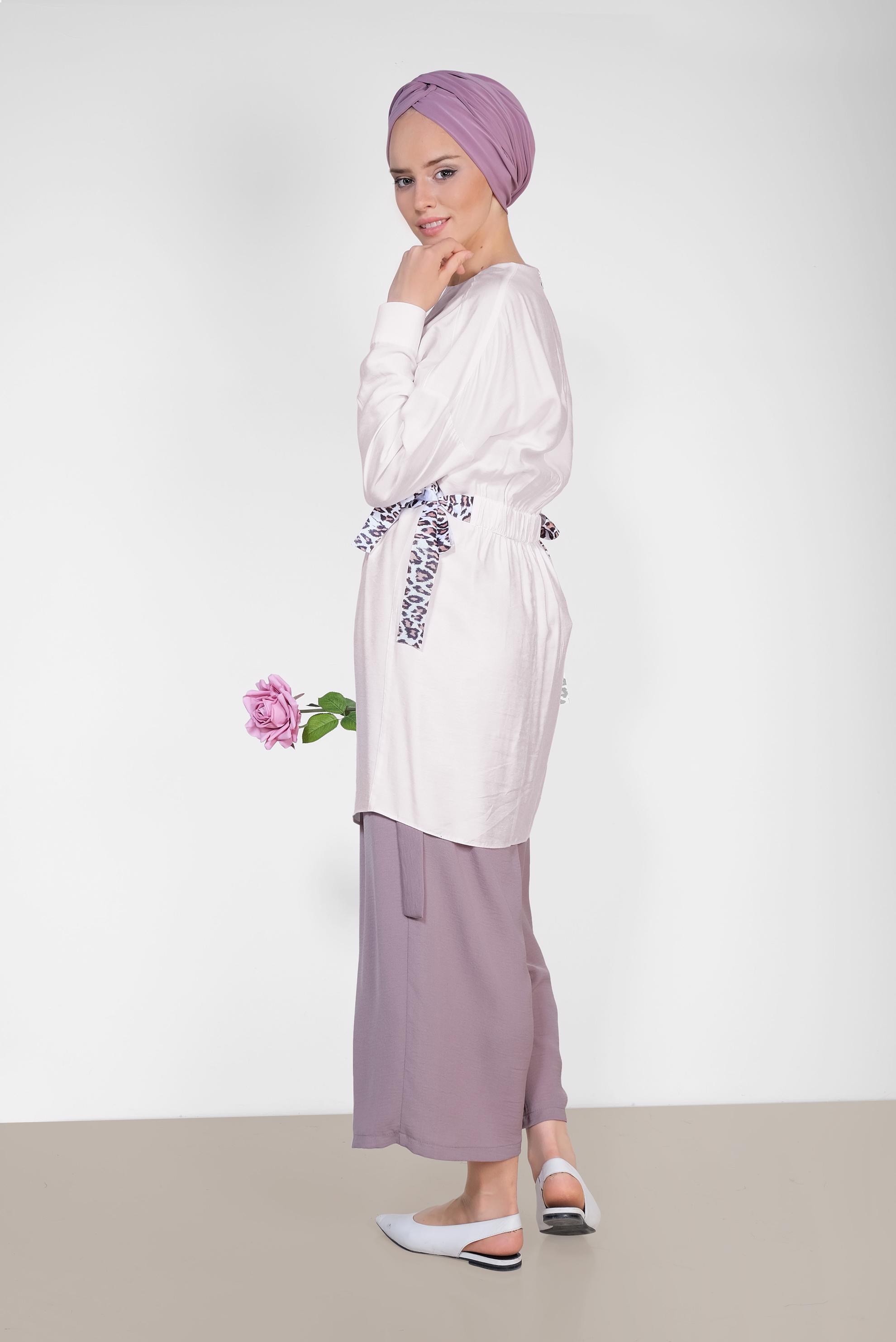 Tesettür giyim BEYAZ BELİ LEOPAR ŞERİT DETAYLI BÜZGÜLÜ TUNİK 4908 