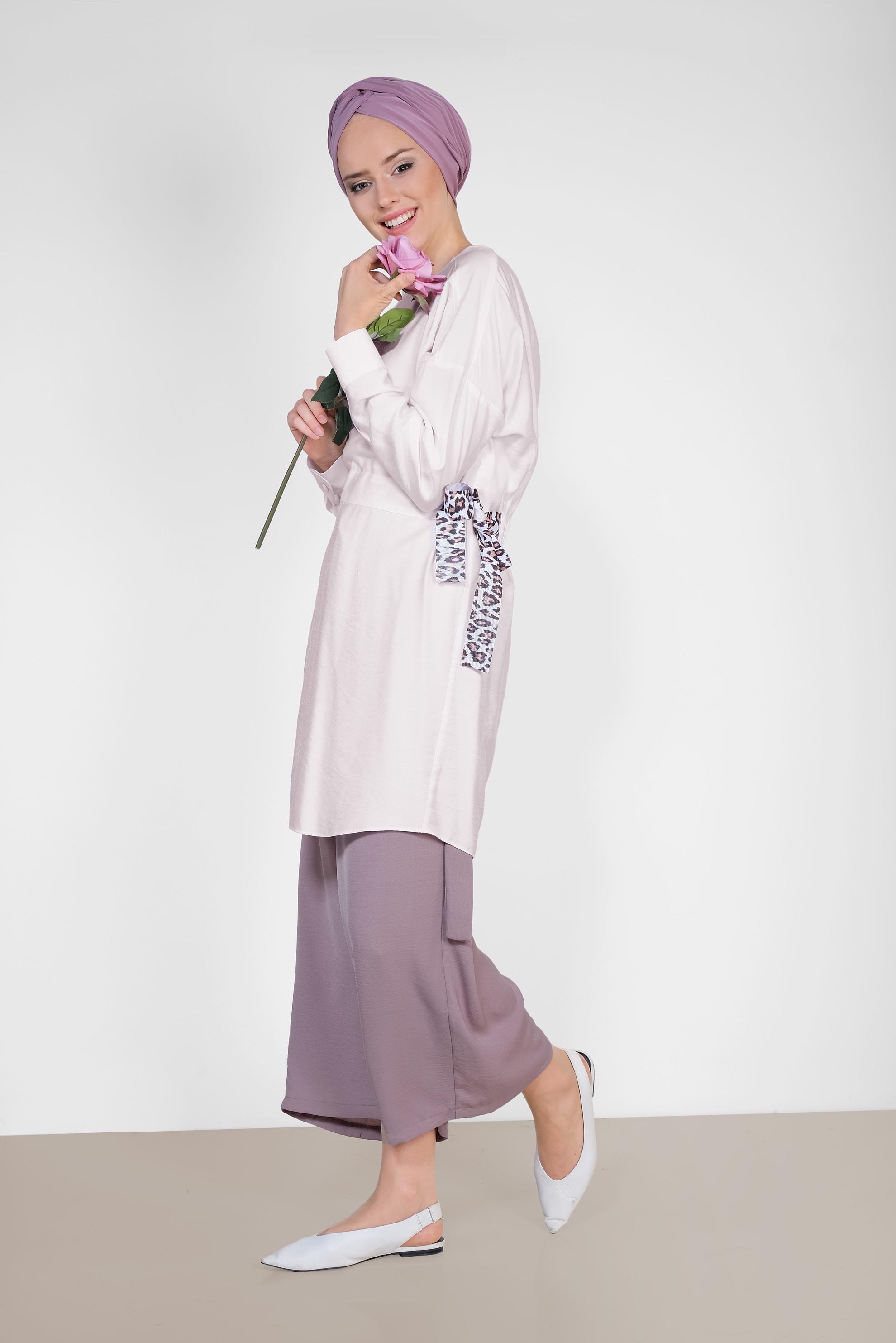 Tesettür giyim BEYAZ BELİ LEOPAR ŞERİT DETAYLI BÜZGÜLÜ TUNİK 4908 