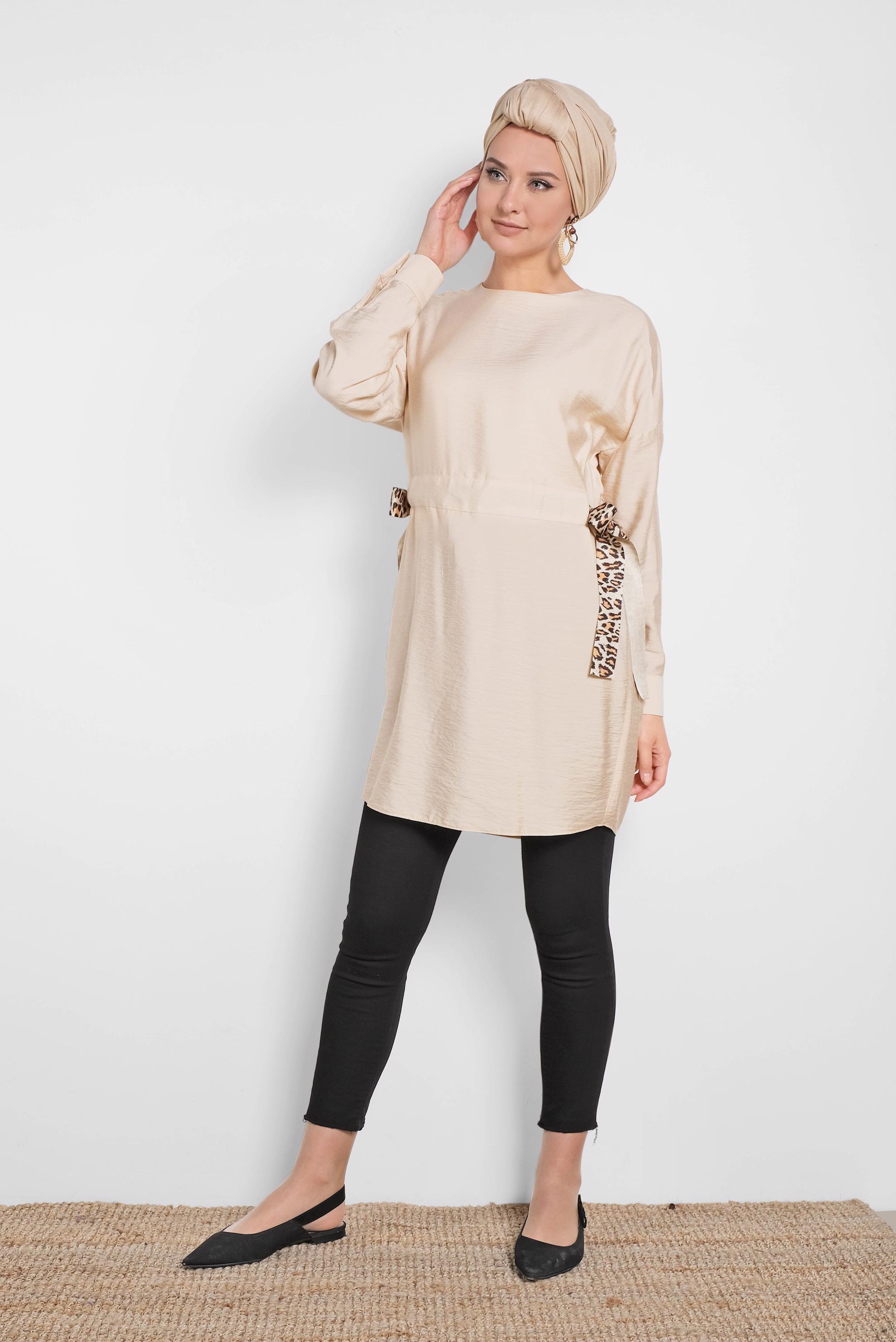 Tesettür giyim BEJ BELİ LEOPAR ŞERİT DETAYLI BÜZGÜLÜ TUNİK 4908 