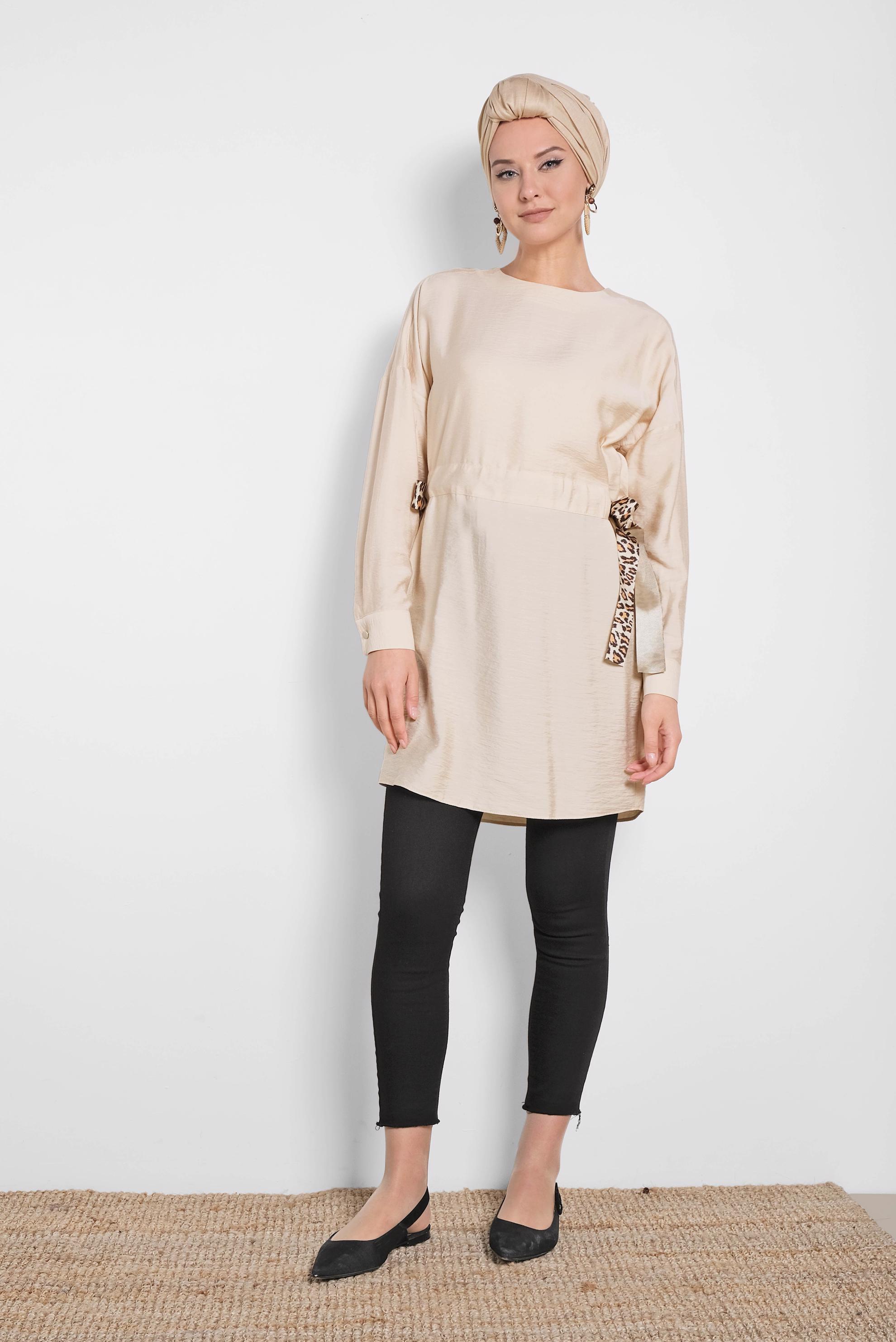 Tesettür giyim BEJ BELİ LEOPAR ŞERİT DETAYLI BÜZGÜLÜ TUNİK 4908 
