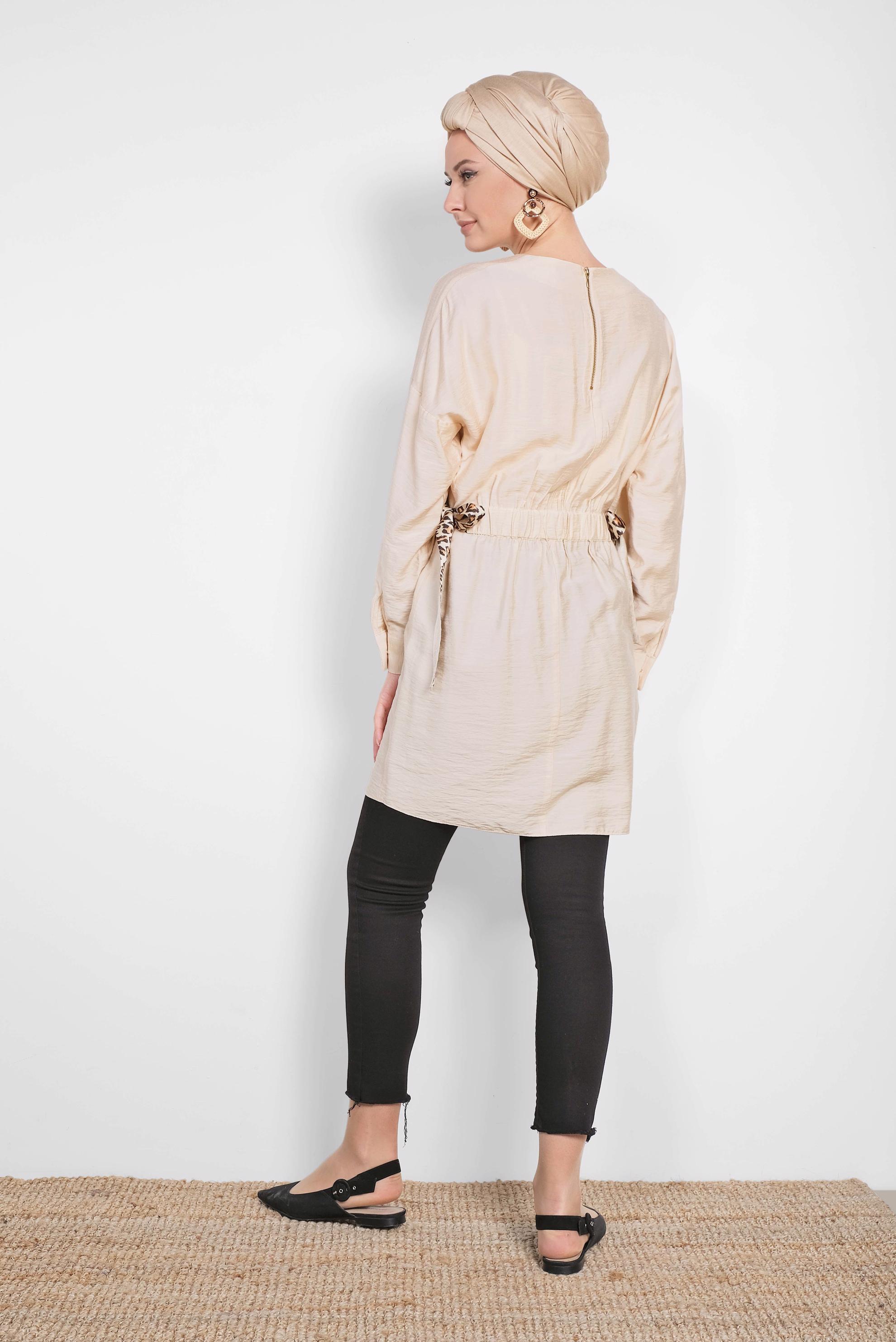 Tesettür giyim BEJ BELİ LEOPAR ŞERİT DETAYLI BÜZGÜLÜ TUNİK 4908 