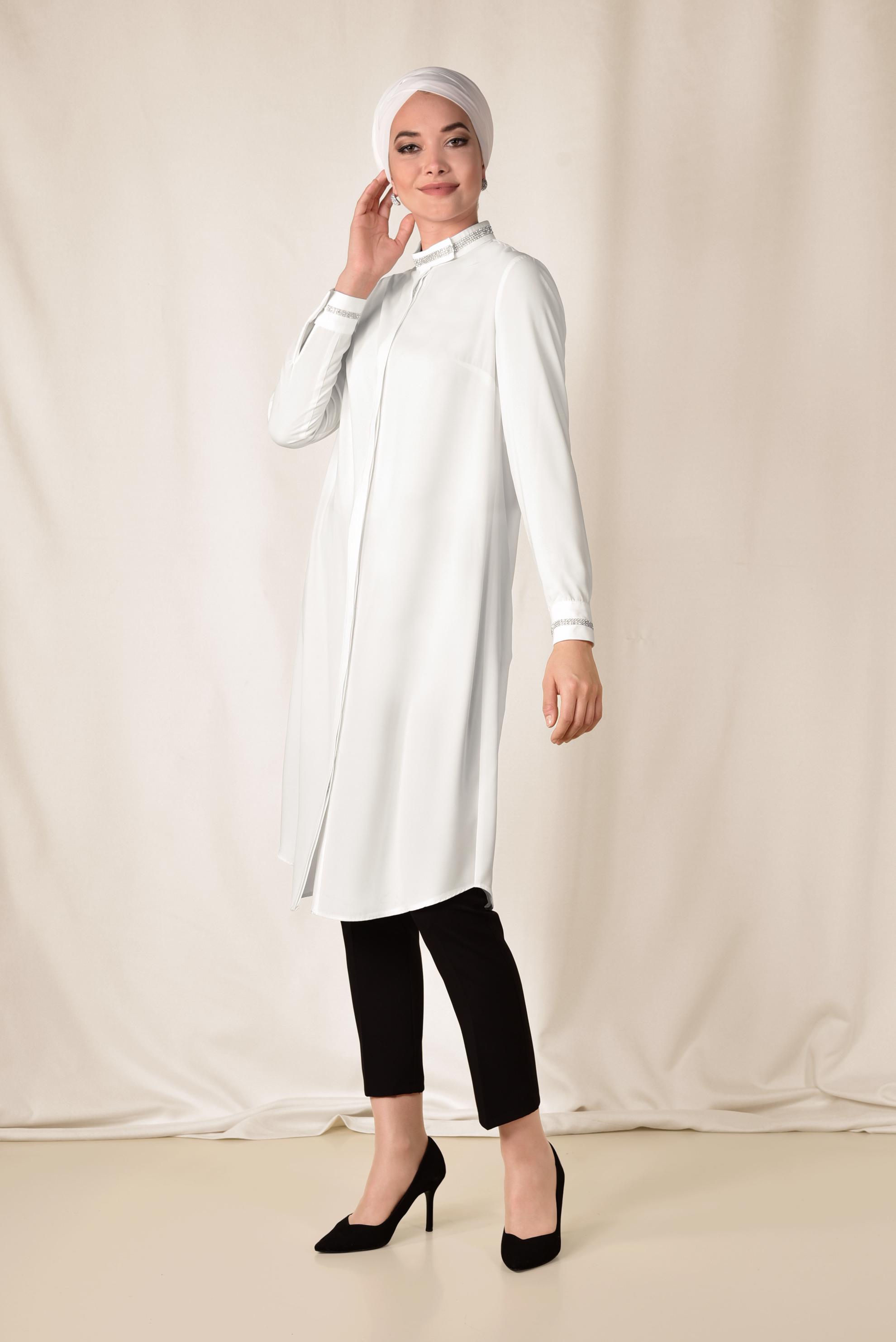 Tesettür giyim BEYAZ MANŞETİ VE YAKASI TAŞLI TUNİK 4913