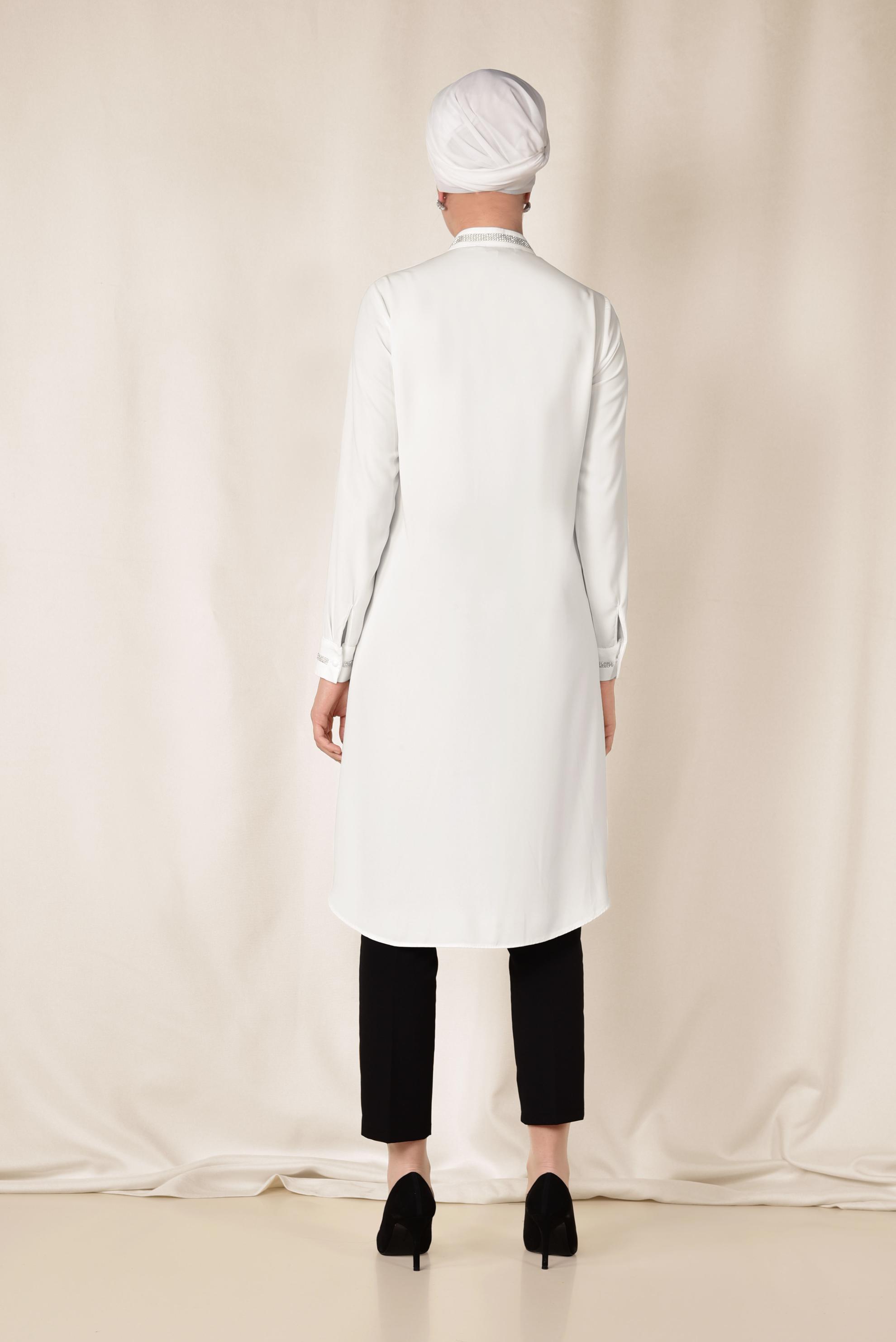 Tesettür giyim BEYAZ MANŞETİ VE YAKASI TAŞLI TUNİK 4913
