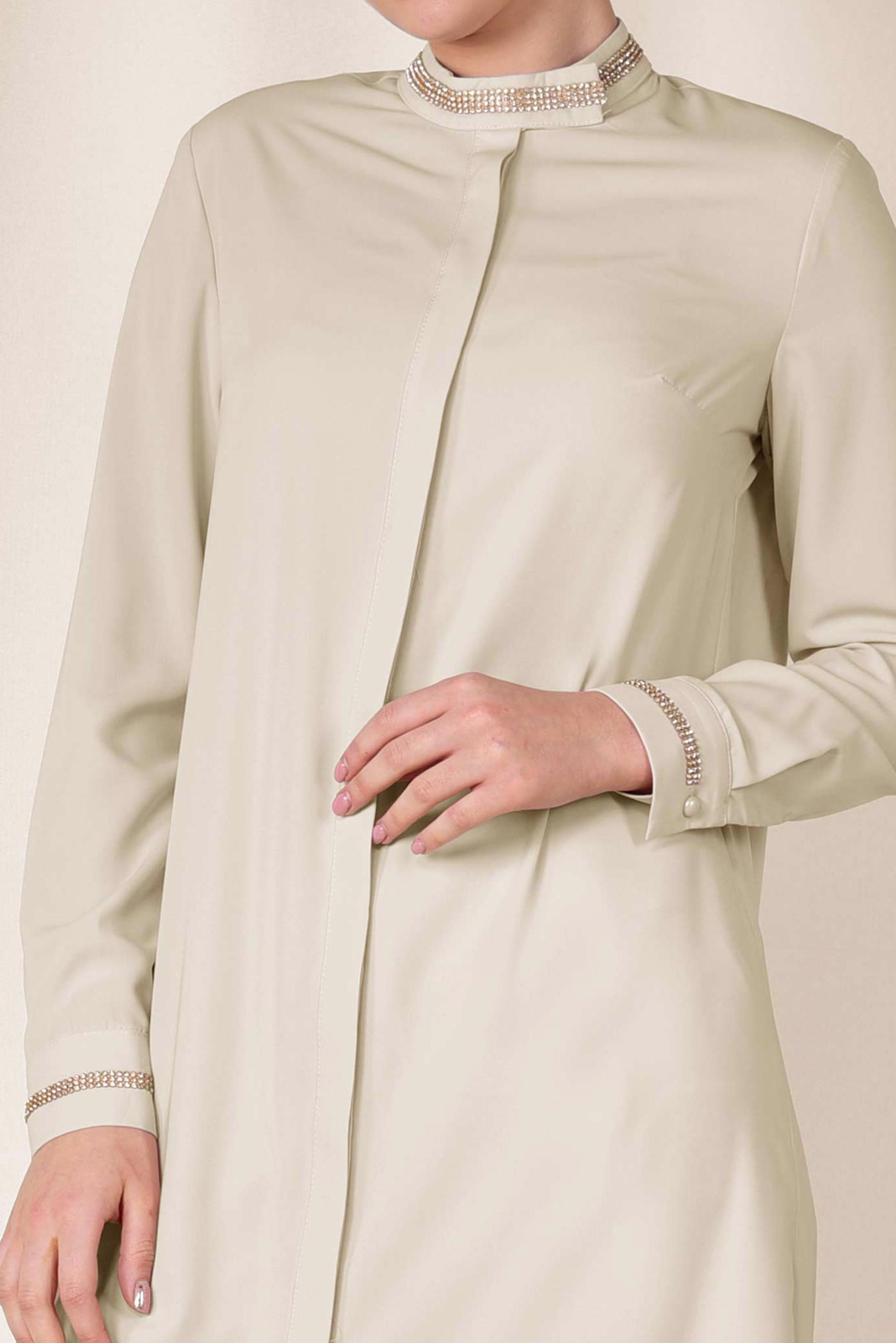 Tesettür giyim EKRU MANŞETİ VE YAKASI TAŞLI TUNİK 4913