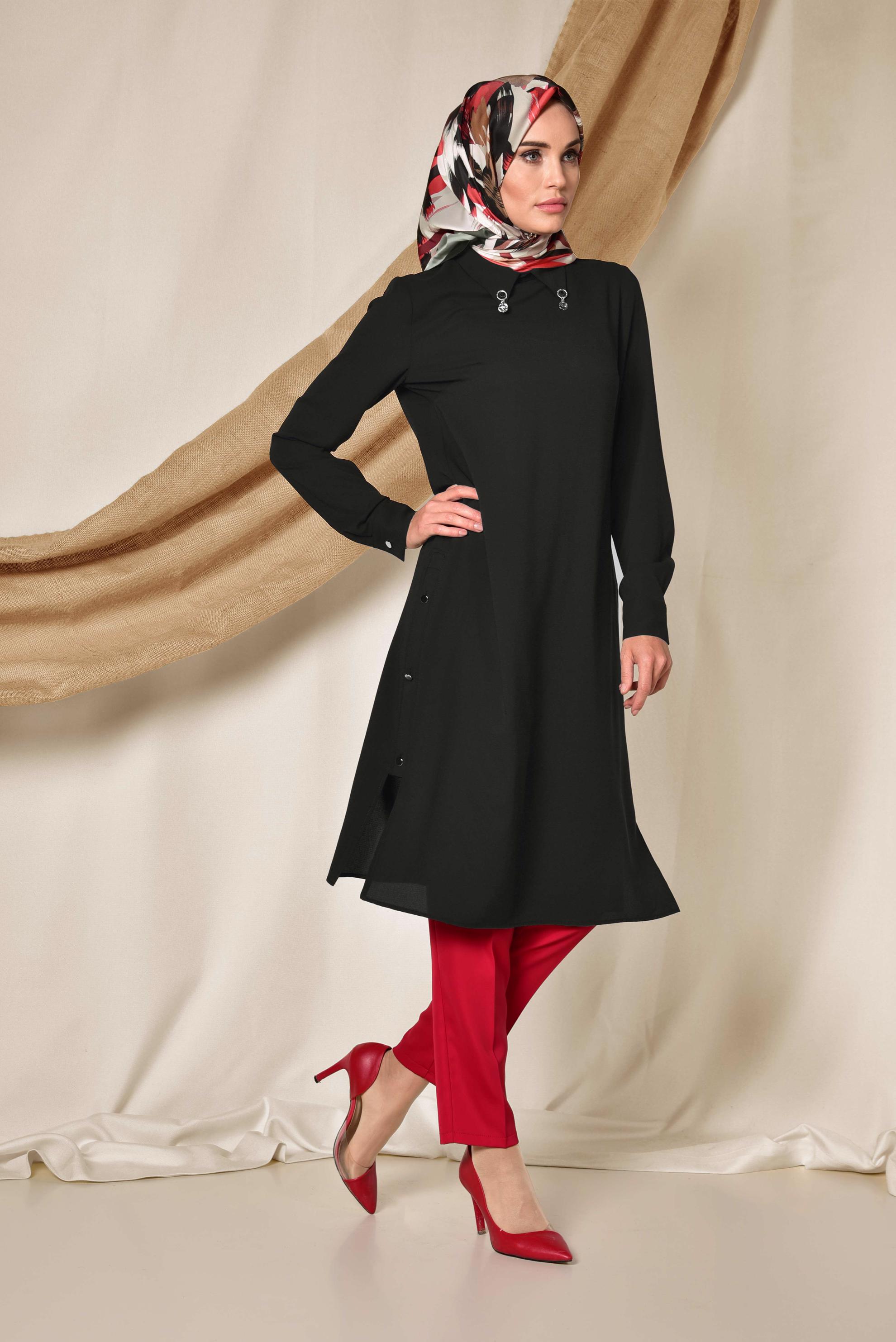 Tesettür giyim SİYAH YAKASI BROŞLU YANLARI DÜĞMELİ TUNİK 4914