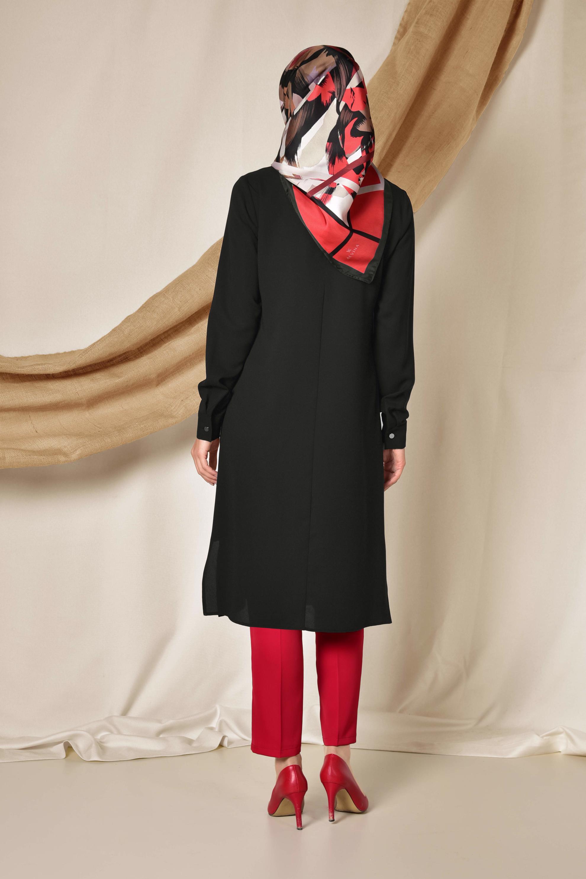 Tesettür giyim SİYAH YAKASI BROŞLU YANLARI DÜĞMELİ TUNİK 4914