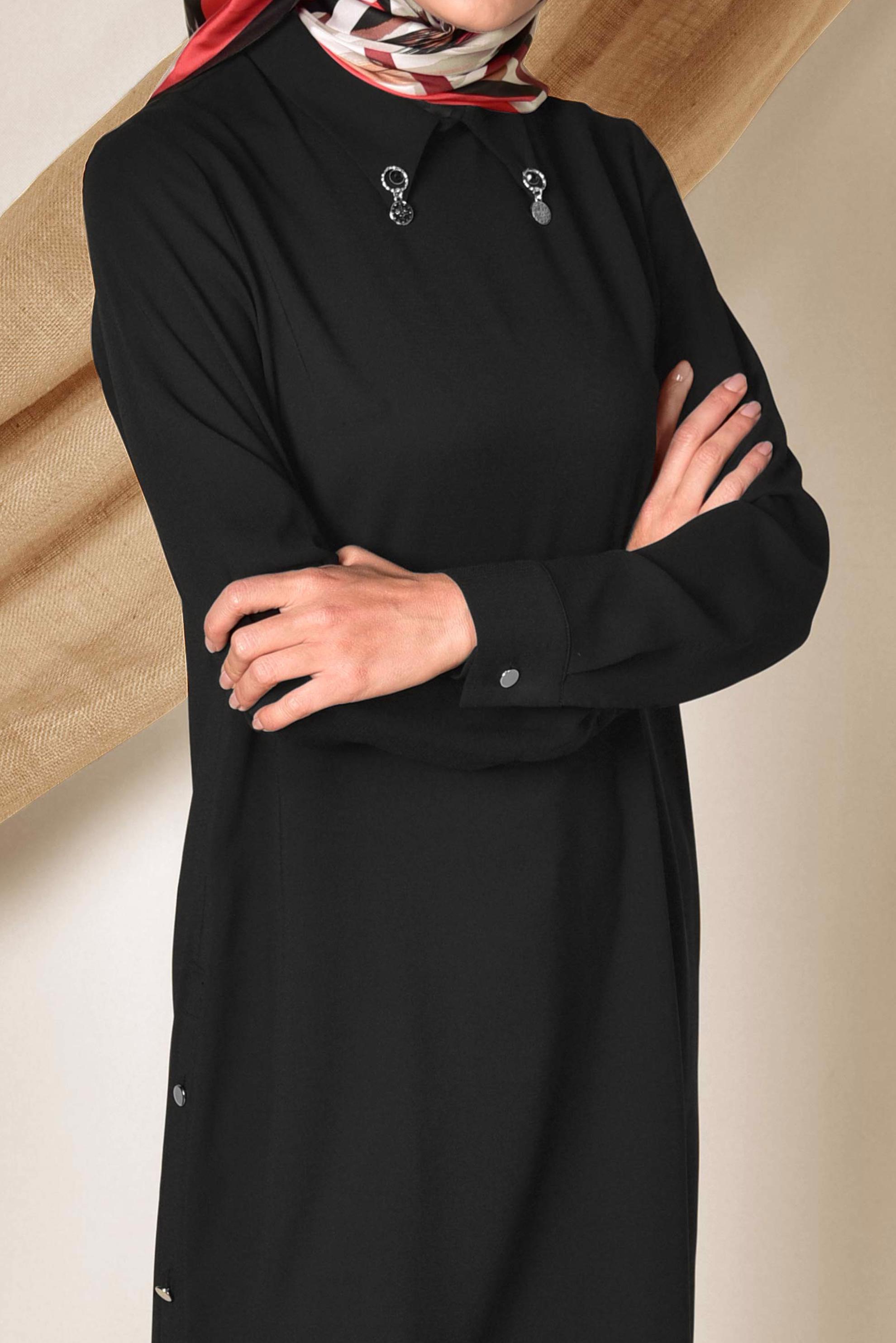 Tesettür giyim SİYAH YAKASI BROŞLU YANLARI DÜĞMELİ TUNİK 4914