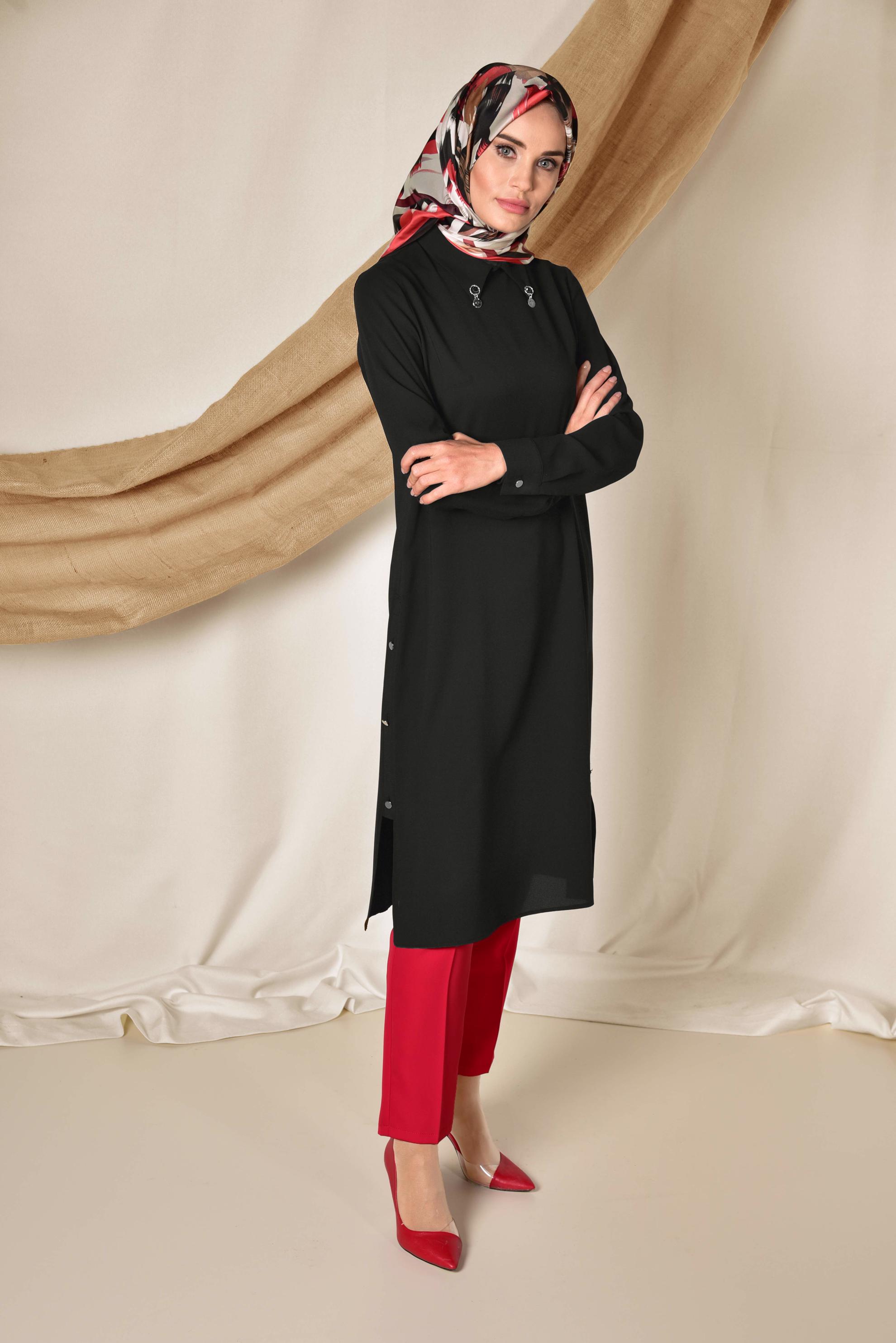 Tesettür giyim SİYAH YAKASI BROŞLU YANLARI DÜĞMELİ TUNİK 4914