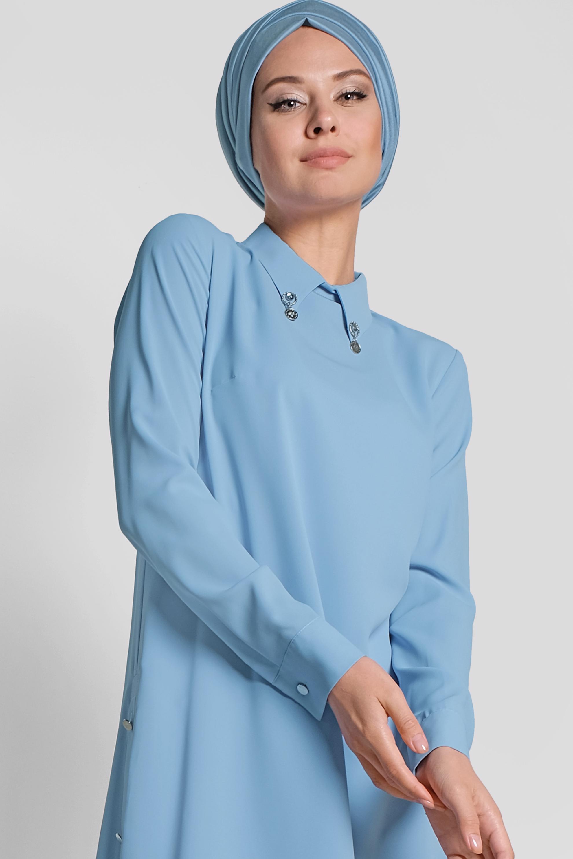 Tesettür giyim MAVİ YAKASI BROŞLU YANLARI DÜĞMELİ TUNİK 4914