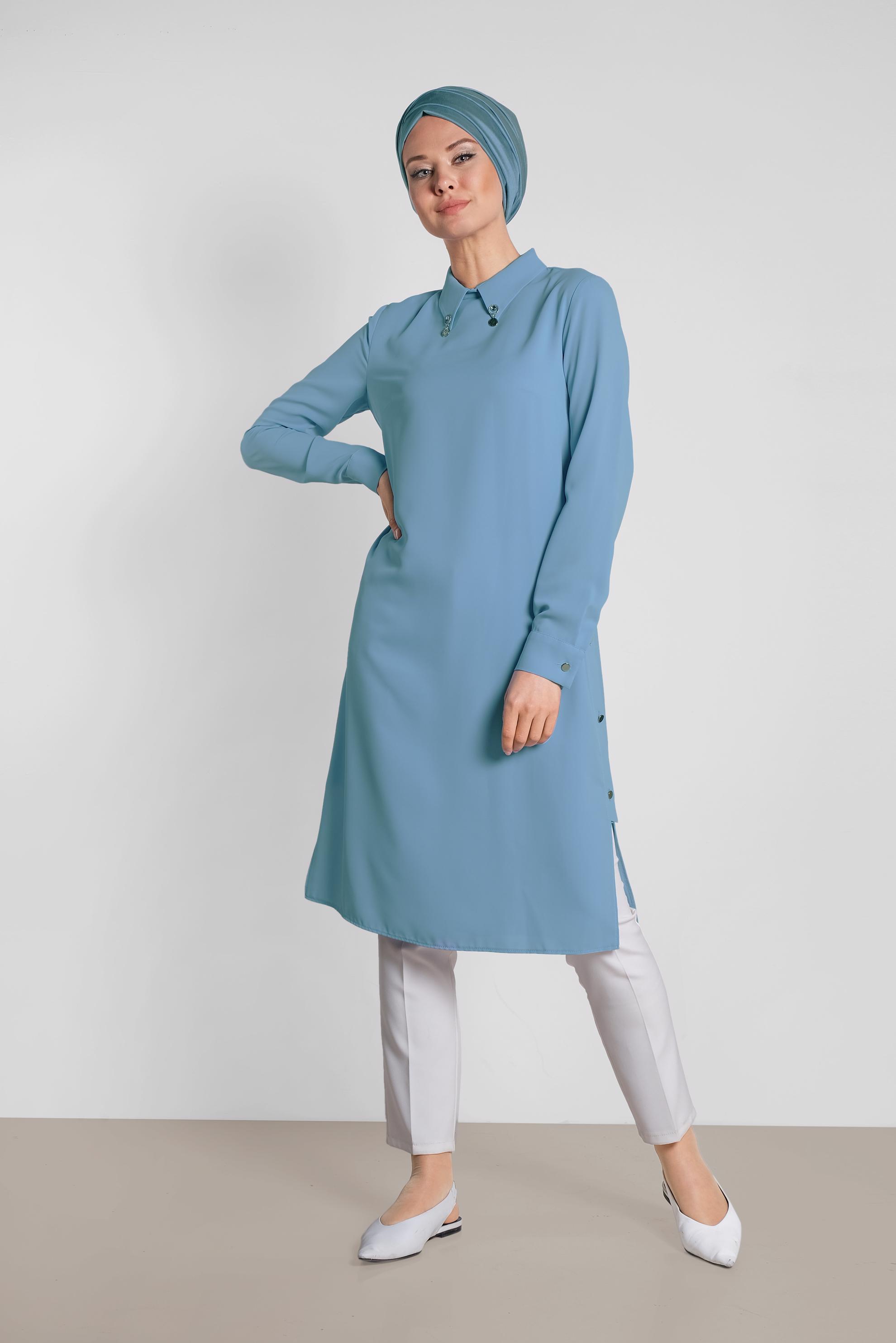 Tesettür giyim MAVİ YAKASI BROŞLU YANLARI DÜĞMELİ TUNİK 4914