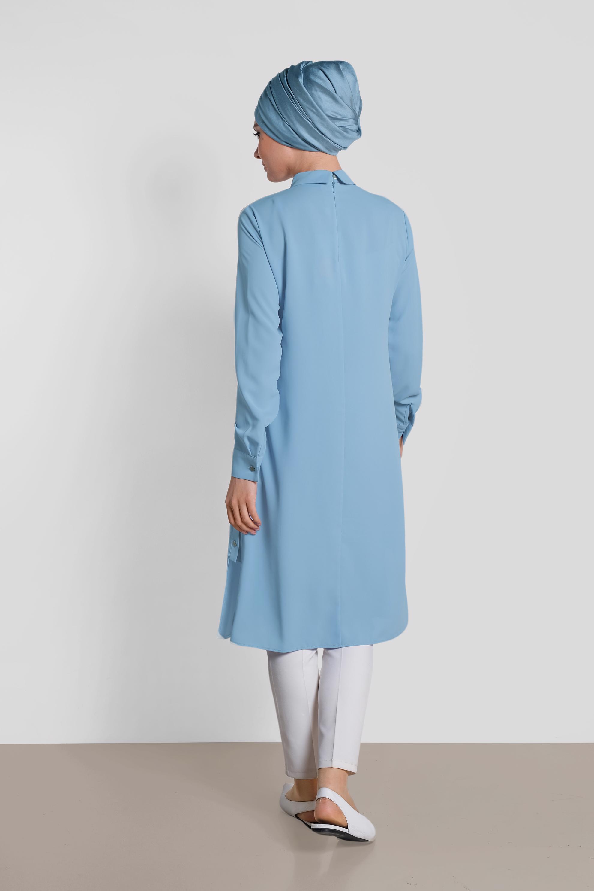Tesettür giyim MAVİ YAKASI BROŞLU YANLARI DÜĞMELİ TUNİK 4914