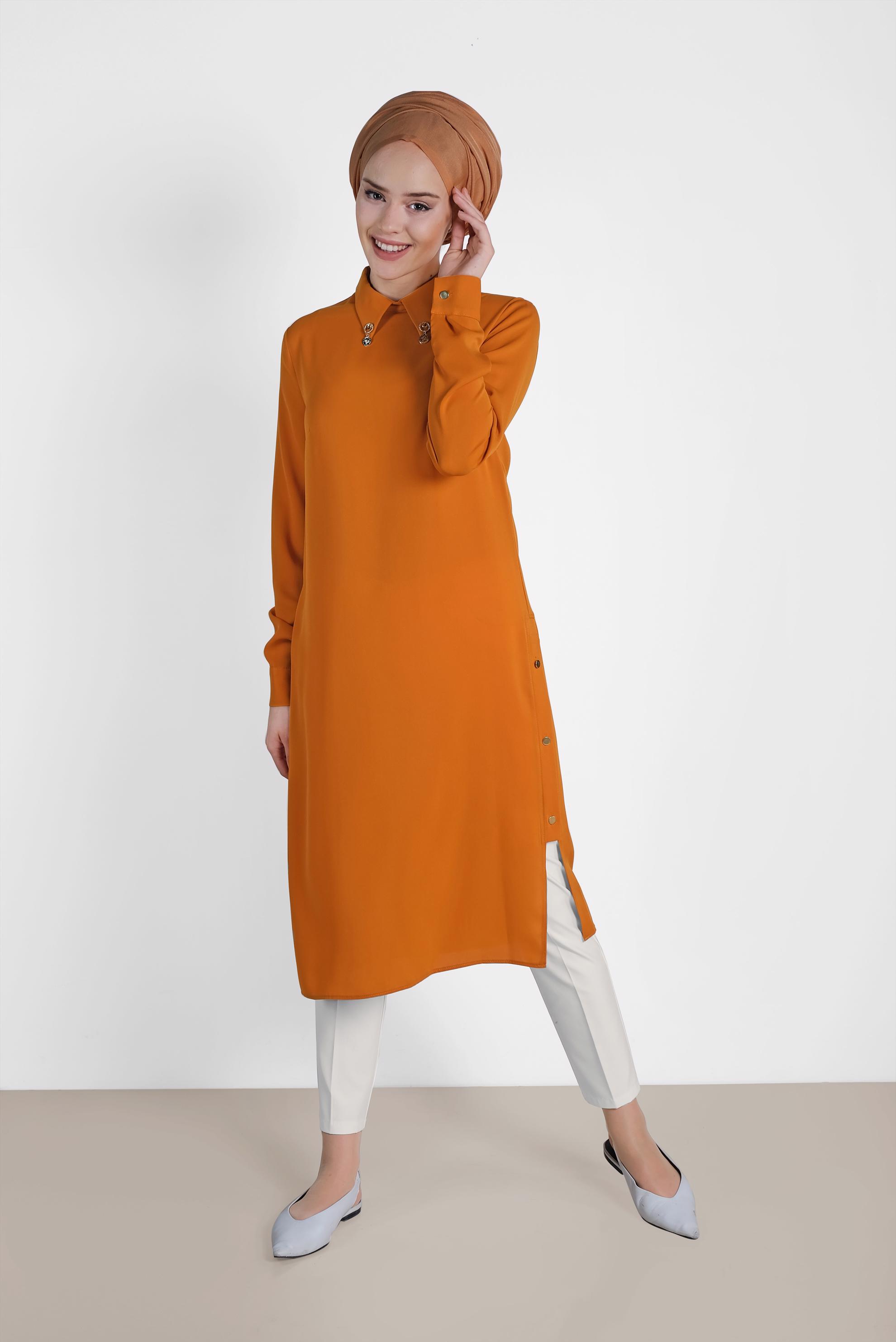 Tesettür giyim TURUNCU YAKASI BROŞLU YANLARI DÜĞMELİ TUNİK 4914
