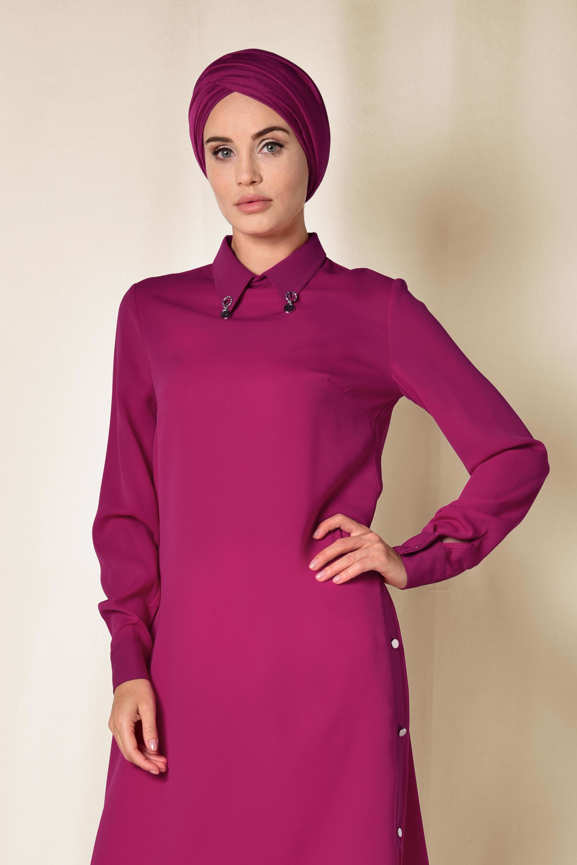 Tesettür giyim FUŞYA YAKASI BROŞLU YANLARI DÜĞMELİ TUNİK 4914