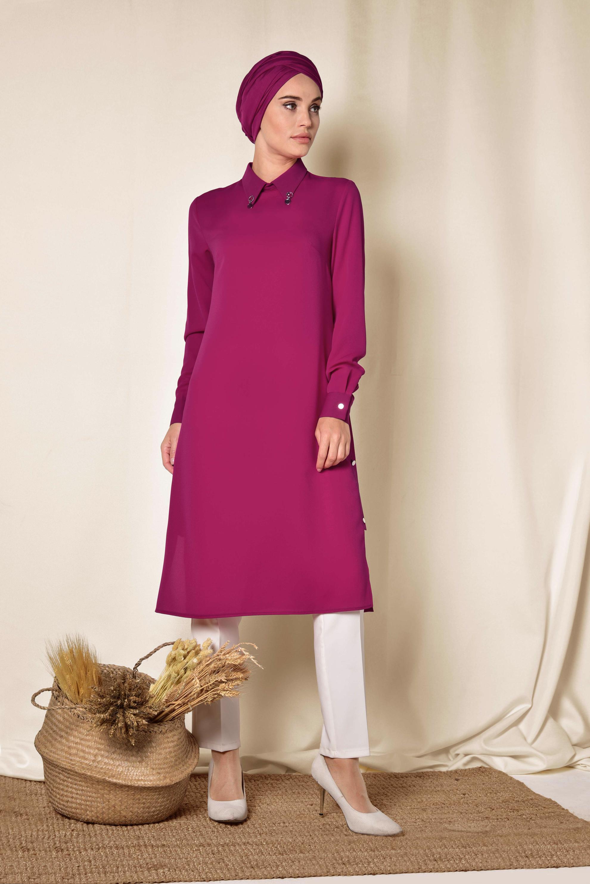 Tesettür giyim FUŞYA YAKASI BROŞLU YANLARI DÜĞMELİ TUNİK 4914