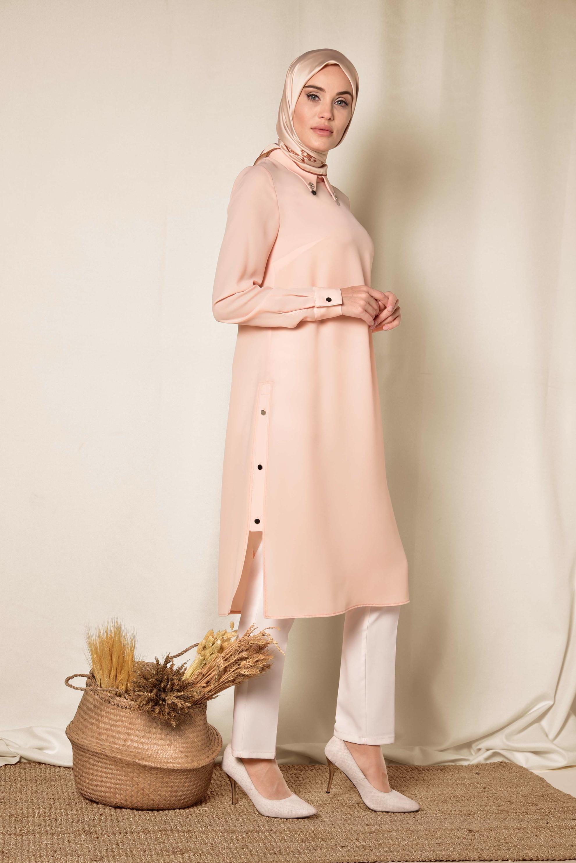 Tesettür giyim PUDRA YAKASI BROŞLU YANLARI DÜĞMELİ TUNİK 4914